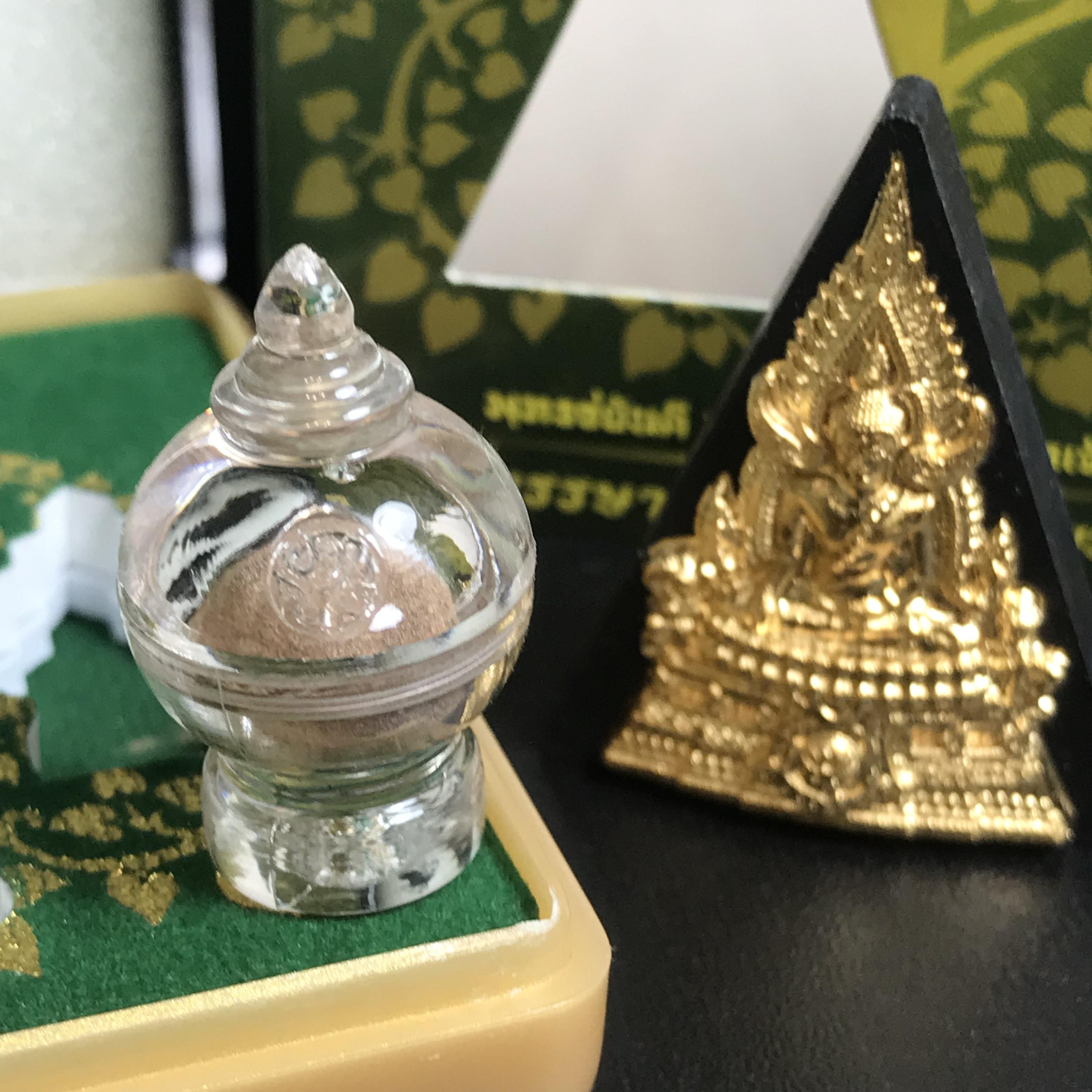 พระพุทธชินราช(จำลอง)ภปร. 84พรรษา เนื้อผงปิดทองด้านหน้า หลัง ภ.ป.ร. ทองแดง(พระราชทานมวลสาร จิตรลดาและเส้นพระเจ้า ร.9(เส้นผม))