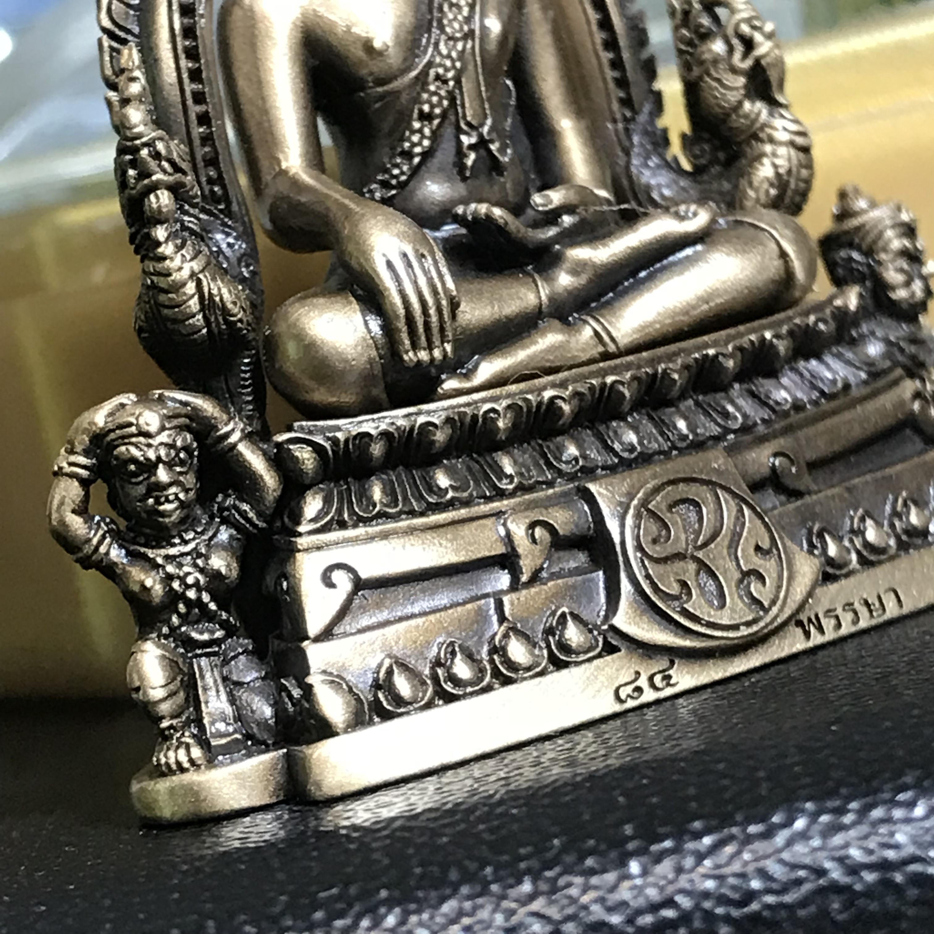 พระพุทธชินราช(จำลอง) ภปร 84 พรรษา เนื้อบรอนซ์รมดำซาติน พิมพ์ใหญ่ขนาดหน้าตัก 3/4 นิ้ว(1ใน5000องค์) )(พระราชทานมวลสาร จิตรลดาและเส้นพระเจ้า(เส้นผม)รัชกาลที่9)