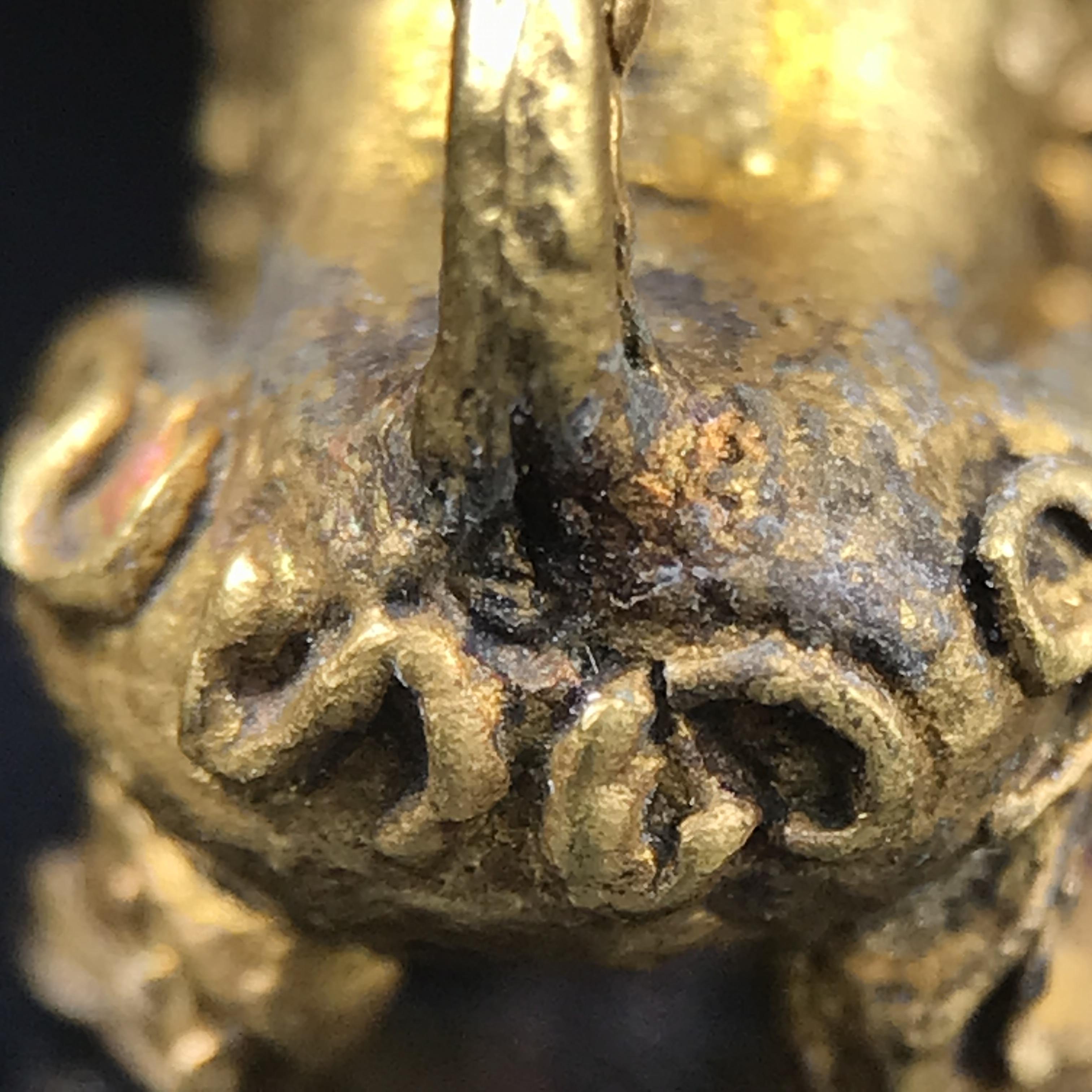 สิงห์เจ้าพ่อดำ วัดบุพพาราม จ.เชียงใหม่ ปี 2518 เนื้อกะไหล่ทอง(ตอก 2 โค๊ต)หายาก(สภาพผิวเดิมสวยเดิมกล่องครบ) สิงห์รุ่นนี้มีพิธีดีมีเกจิอาจารย์ที่ร่วมปลุกเสกมากมาย****เครื่องราง ที่พระบาทสมเด็จพระเจ้าอยุ่รัชกาลที่ ๙ ทรงเสด็จฯประกอบพิธีด้วยพระองค์เอง