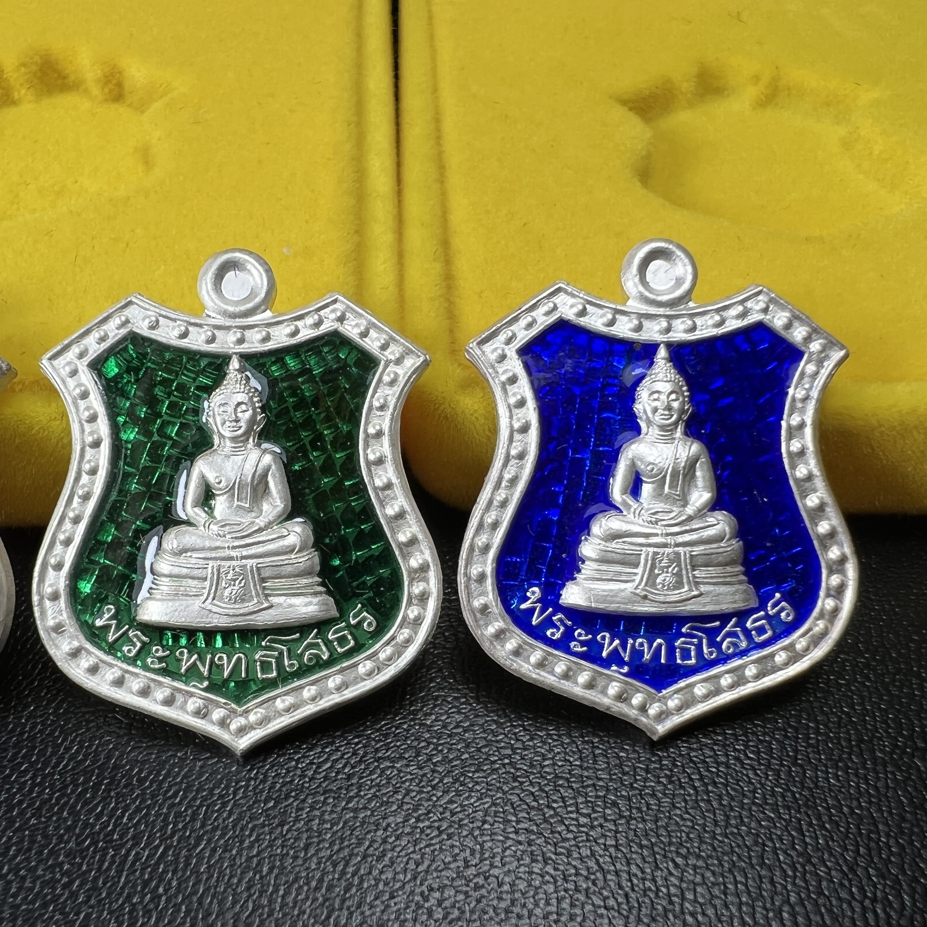 เหรียญหลวงพ่อโสธร ภปร. รุ่นกาญจนาภิเษก จัดสร้างในมงคลวโรกาสที่พระบาทสมเด็จพระเจ้าอยู่หัวรัชกาลที่9 เสด็จเถลิงถวัลย์สิริราชสมบัติ ครบ 50 ปี ในพุทธศักราช 2539 เนื้อเงินลงยา(สีแดง สีเหลือง สีน้ำเงิน สีเขียว)ครบชุดรวม 4 เหรียญ(พิธีใหญ่เข้มขลัง)1 ใน 9950 ชุด