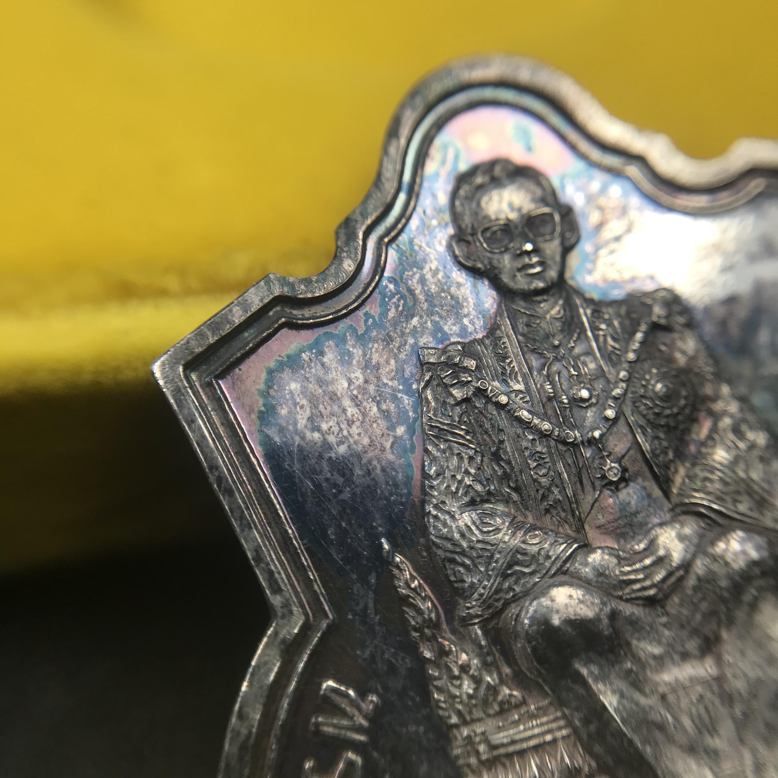 เหรียญพระบาทสมเด็จพระเจ้าอยู่หัว รัชกาลที่9ประทับนั่งบัลลังก์ กระทรวงมหาดไทยจัดสร้าง ปี2539 เนื้อเงินกล่องบรรจุเดิมสภาพสวย เนื้อเงินผิวเดิมขึ้นสีรุ้งธรรมชาติ แบบนิยม หายาก