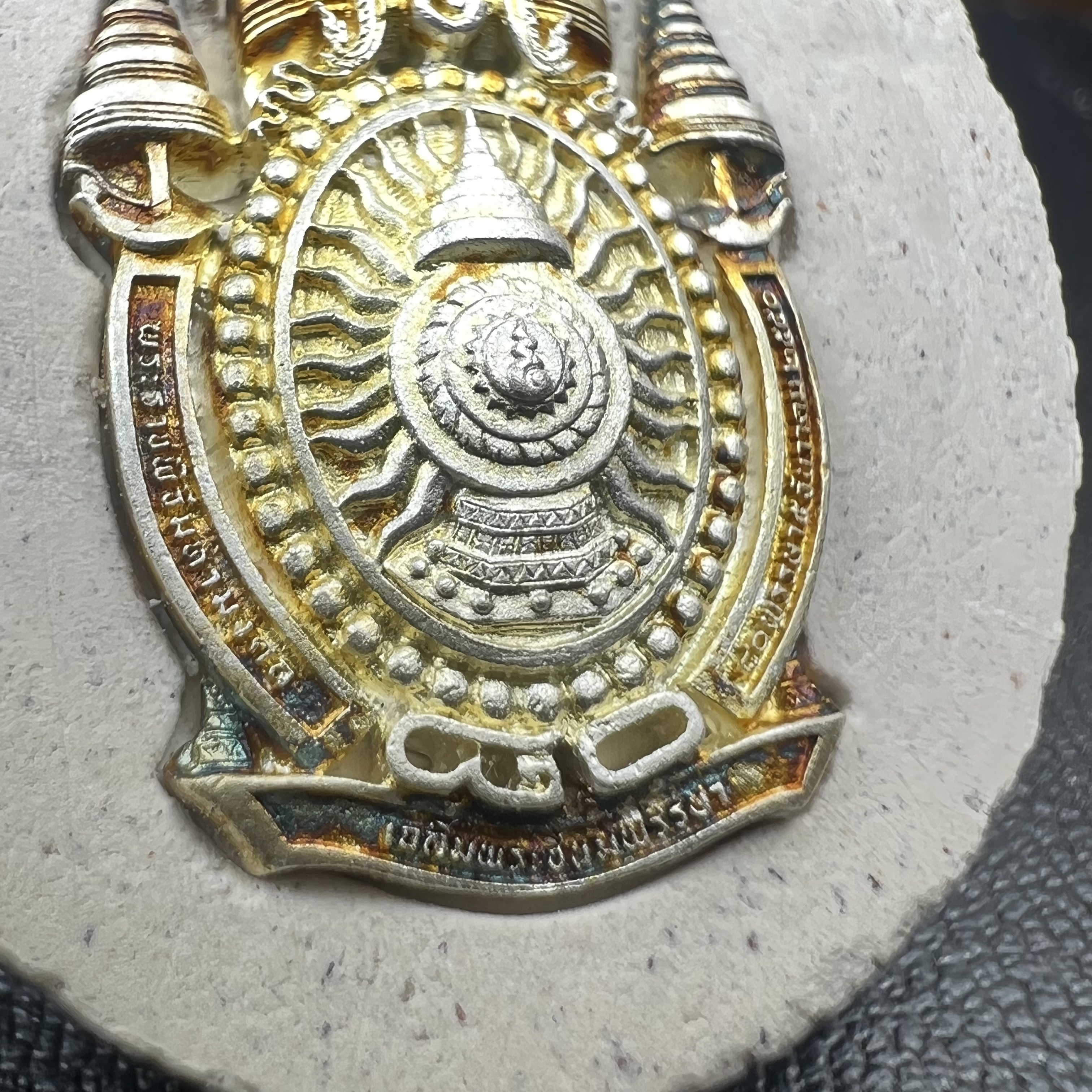 เหรียญรูปหล่อพระบาทสมเด็จพระเจ้าอยู่หัว ในหลวงทรงงาน “รุ่นเย็นศิระเพราะพระบริบาล 80พรรษา มหากษัตริย์คู่แผ่นดินสยาม” พ.ศ.2550 เนื้อผง พุทธคุณ (ผงจิตรลดาพระราชทาน) ด้านหลังสัญลักษณ์ 80 พรรษา เนื้อเงิน(ขนาด 27*35 มม.)พร้อมกล่องบรรจุเดิมครบ