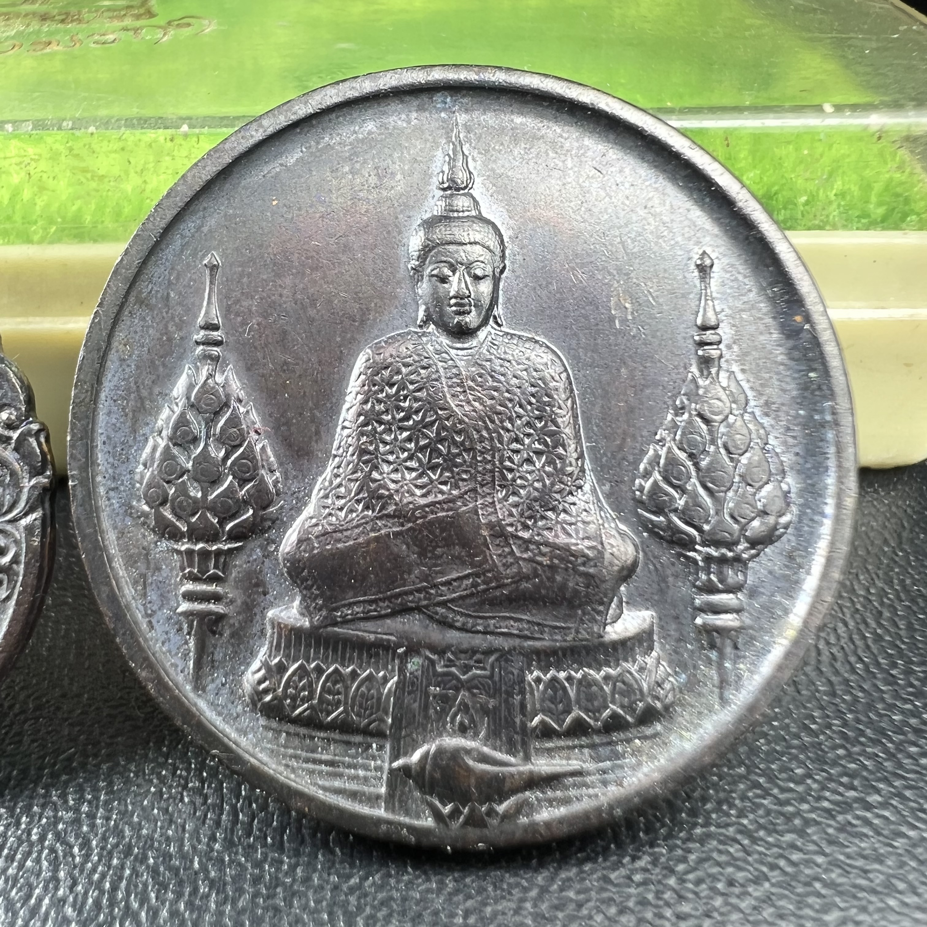 เหรียญพระแก้วมรกตหลัง ภปร. ฉลองกรุงรัตนโกสินทร์ครบ 200 ปี พ.ศ.2525 เนื้อทองแดงกล่องบรรจุเดิมครบ3พิมพ์(บล็อกพระราชศรัธา)(ในหลวงรัชกาลที่9 เสด็จในพิธี)