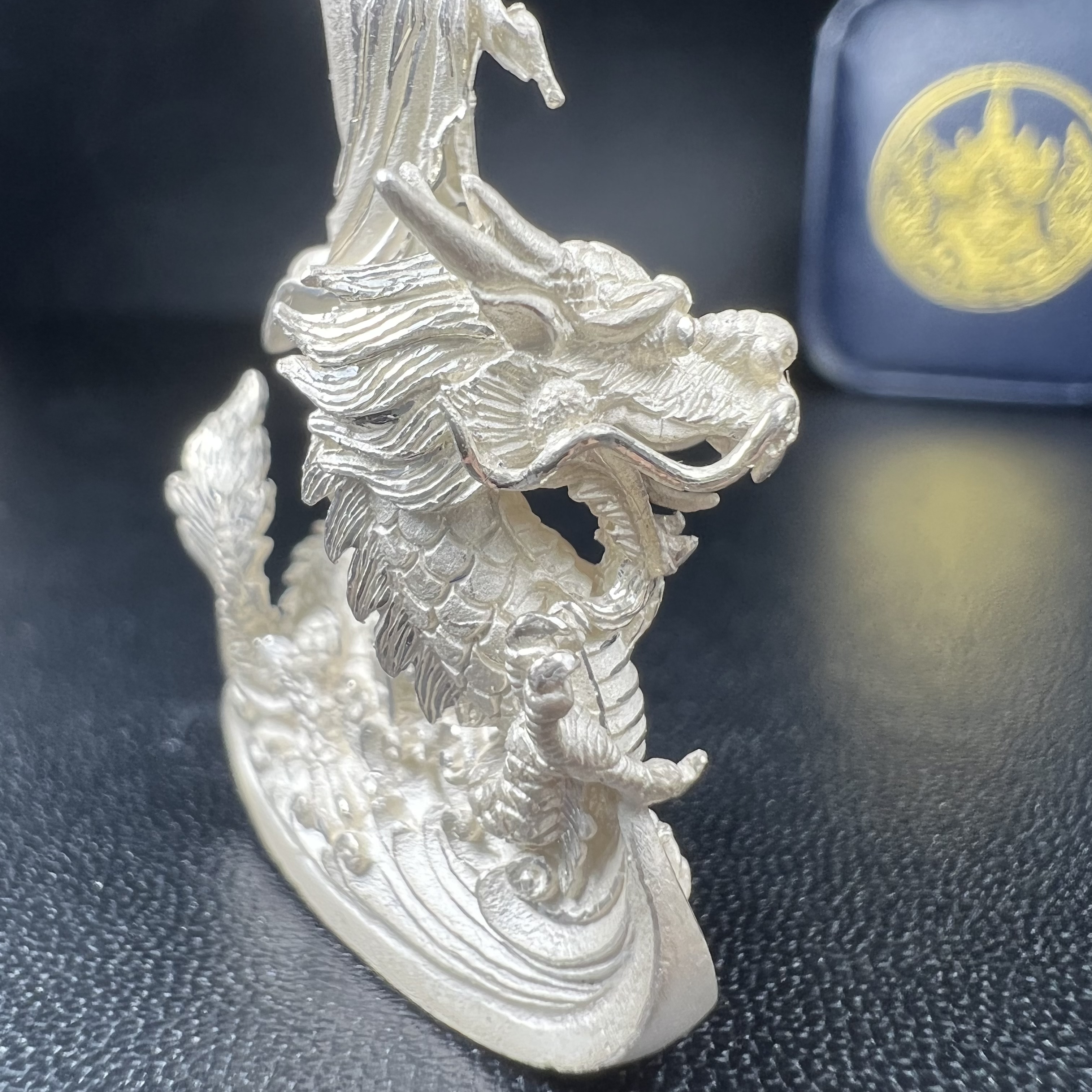 รูปหล่อลอยองค์พระโพธิสัตว์กวนอิม ทรงประทับมังกร จ.ระนอง เนื้อเงิน พิมพ์ใหญ่(สภาพผิว สวยงดงาม ทรงคุณค่า) เฉลิมฉลองในวโรกาสที่พระบาทสมเด็จพระเจ้าอยู่หัวทรงครองสิริราชสมบัติครบ 50 ปี จ.ระนอง พ.ศ.2539