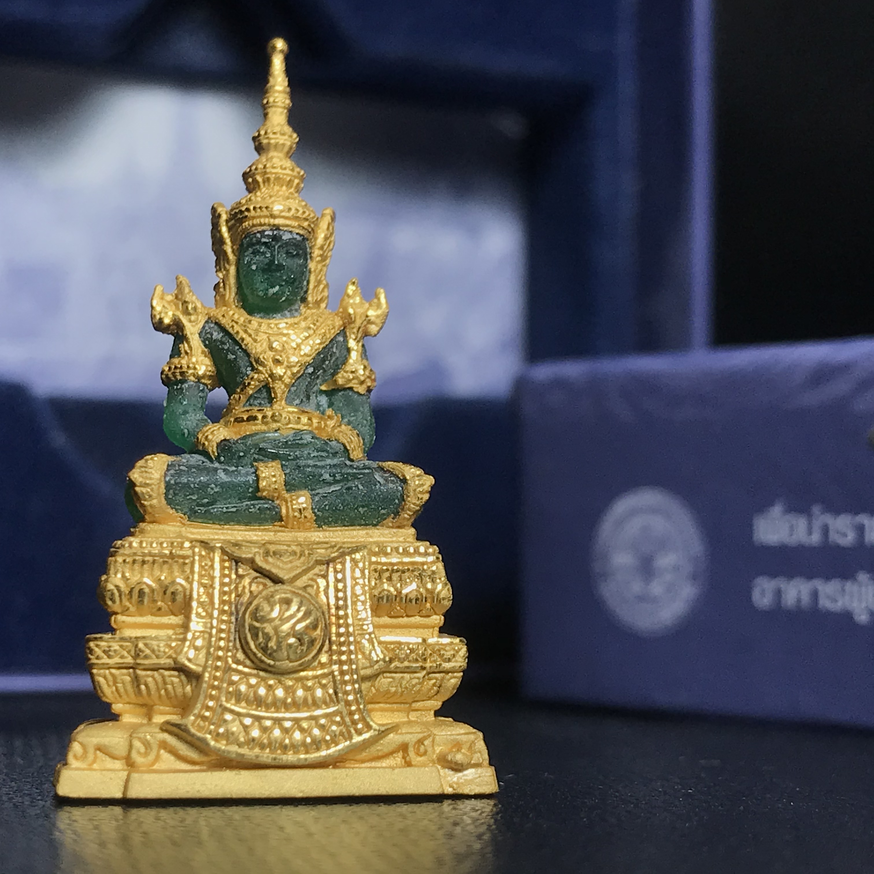 พระแก้วมรกต ภปร. ปี2547 จัดสร้างโดย รพ.ภูมิพลฯ ลอยองค์ หน้าตัก 1/2 นิ้ว เนื้อเรซิ่นหุ้มทองคำ99.99%