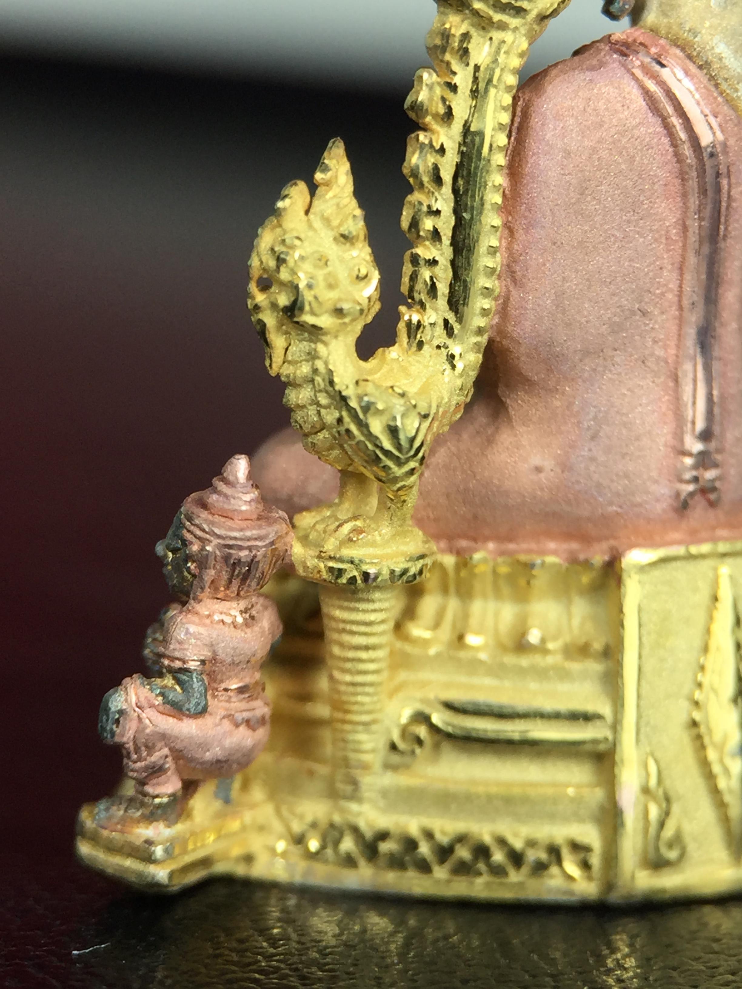 พระพุทธชินราช ภปร. ในวโรกาสพระราชพิธีมหามงคล เฉลิมพระชนมายุ6รอบ 5ธันวาคม2542 มูลนิธิพิทักษ์ดวงตาประชาชน จัดสร้าง เนื้อเงินบริสุทธิ์ 99.9% แบบสามกษัตริย์ขัดเงาบางส่วน พิมพ์ใหญ่ ขนาดสูง 3.4 ซม. พร้อมกล่องบรรจุเดิม