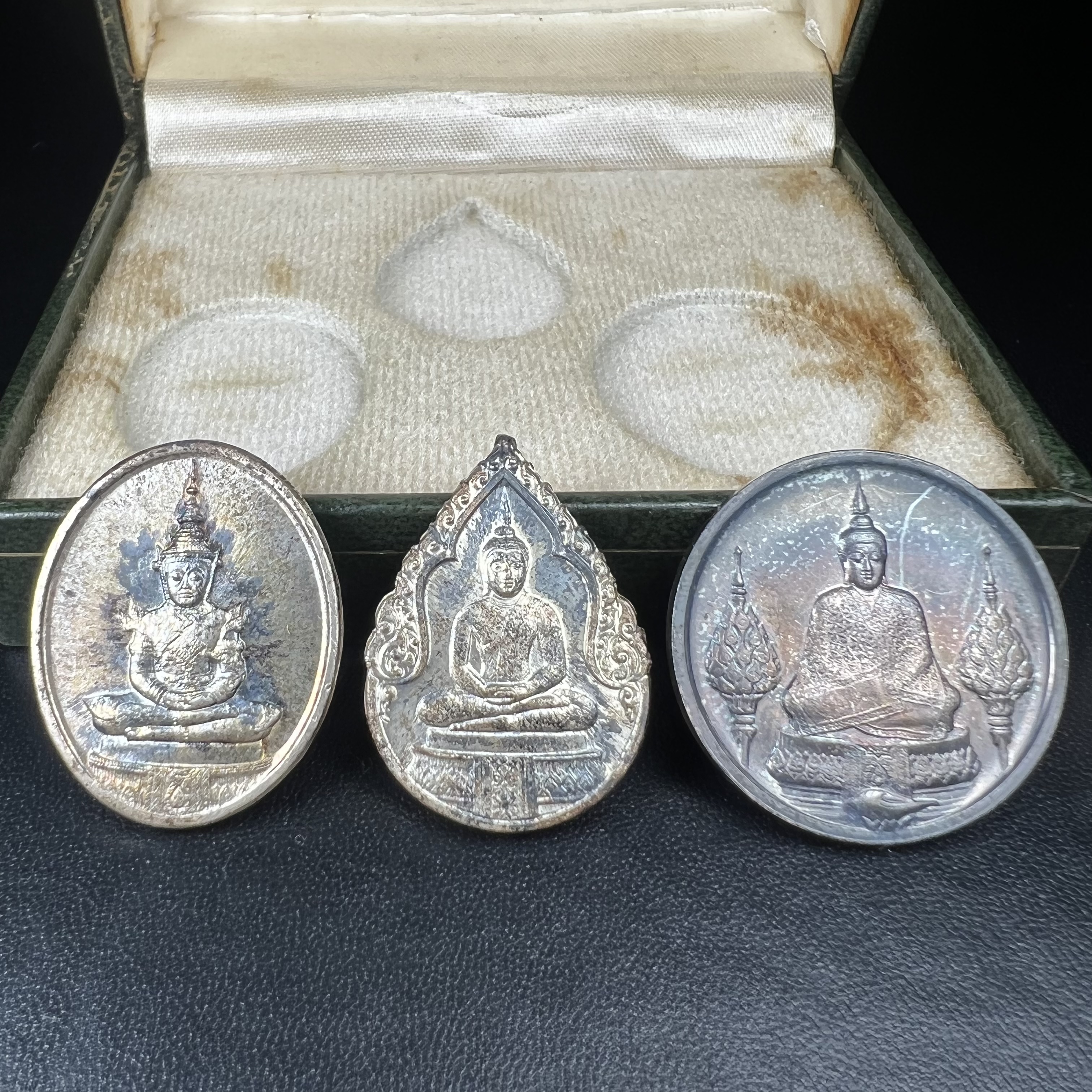 เหรียญพระแก้วมรกตหลัง ภปร. ฉลองกรุงรัตนโกสินทร์ครบ 200 ปี พ.ศ.2525 เนื้อเงิน(ผิวเดิม สวย)กล่องบรรจุเดิมครบ3พิมพ์(บล็อกพระราชศรัธา)(ในหลวงรัชกาลที่9 เสด็จในพิธี)ชอบเก็บแบบผิวเดิมๆชุดนี้เลยแนะนำ ผิวเดิมสวยมาก เสน่ห์พระเนื้อเงิน