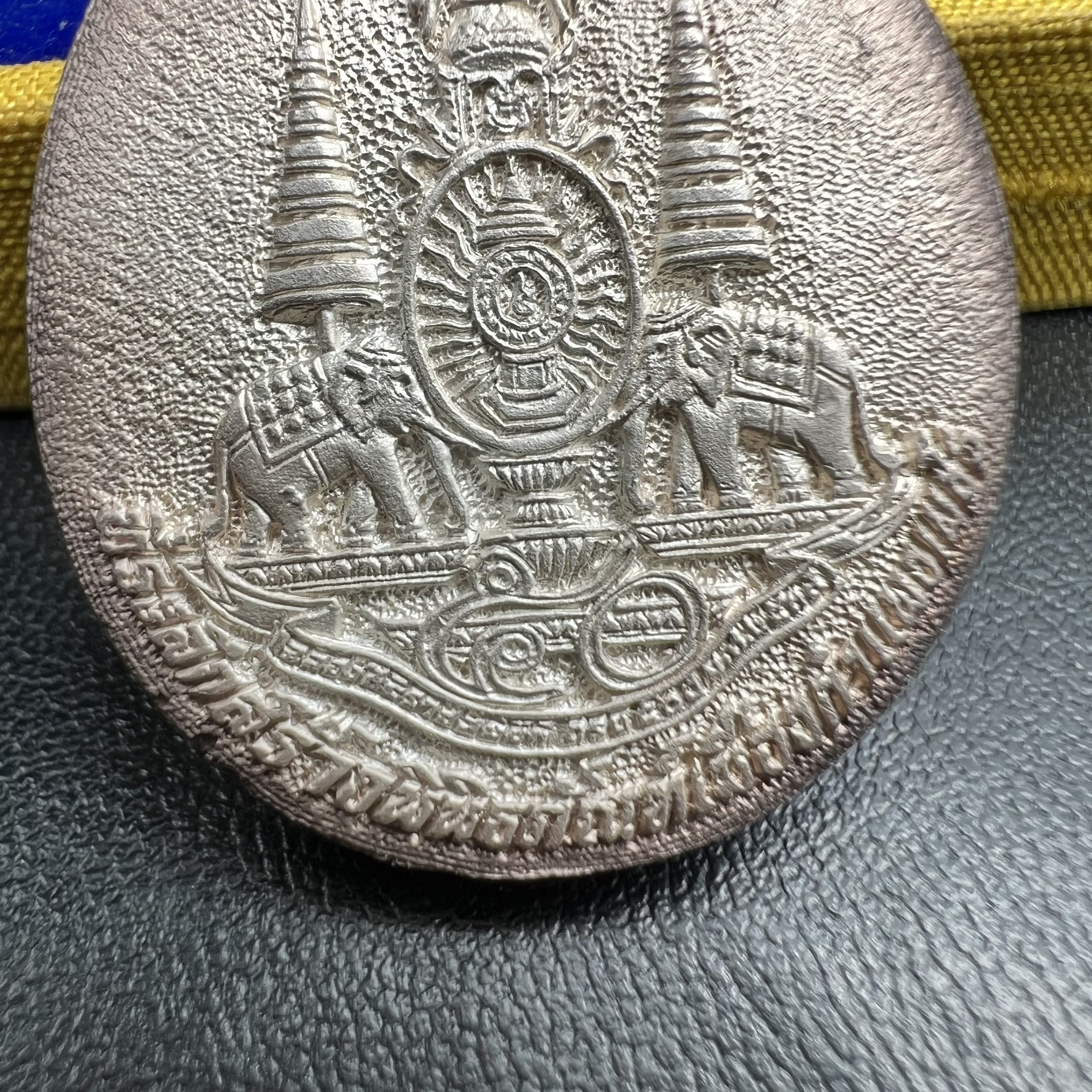 เหรียญรูปเหมือนพระญาณวิทยาคมเถร (หลวงพ่อคูณ ปริสุทโธ)ชุดกาญจนาภิเษกครองราชย์ครบ 50 ปี เนื้อเงิน วัดบวรนิเวศวิหาร ปี พ.ศ. 2538(จัดสร้างได้เหมือนหลวงพ่อคูณมาก มีรายละเอียดและความคมชัดสูง ลูกศิษย์ท่านไม่ควรพลาด วิจิตรศิลป์และพุทธศิลป์งดงาม)พิธีใหญ่