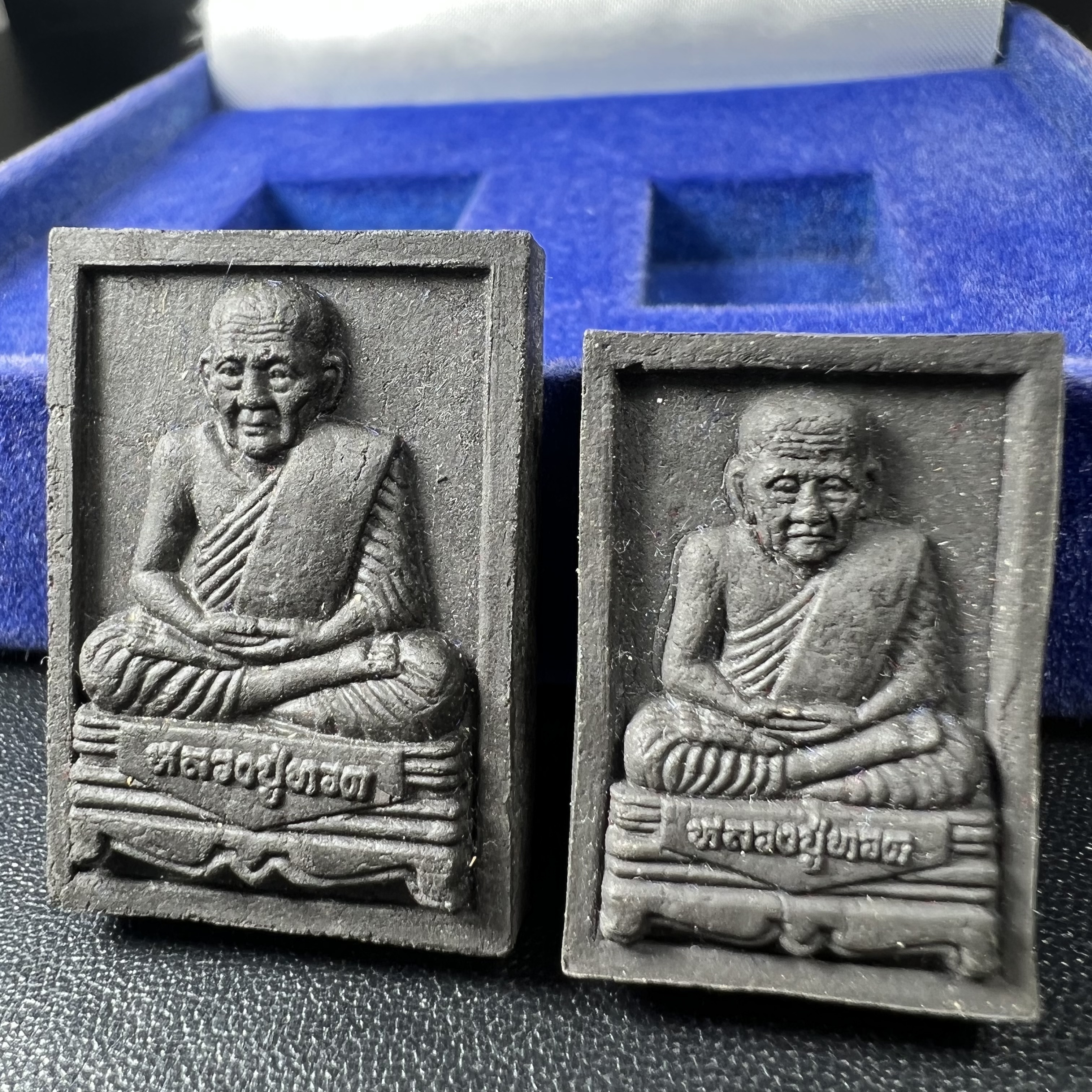 พระหลวงปู่ทวด ภปร. ปี 2547 พิมพ์สี่เหลี่ยมใหญ่-เล็ก(2องค์)เนื้อว่านดำหลัง ภปร. เงิน(หายาก1ใน1999ชุด)พิธีใหญ่ มวลสารดี ปลุกเสกวัดพระแก้ว