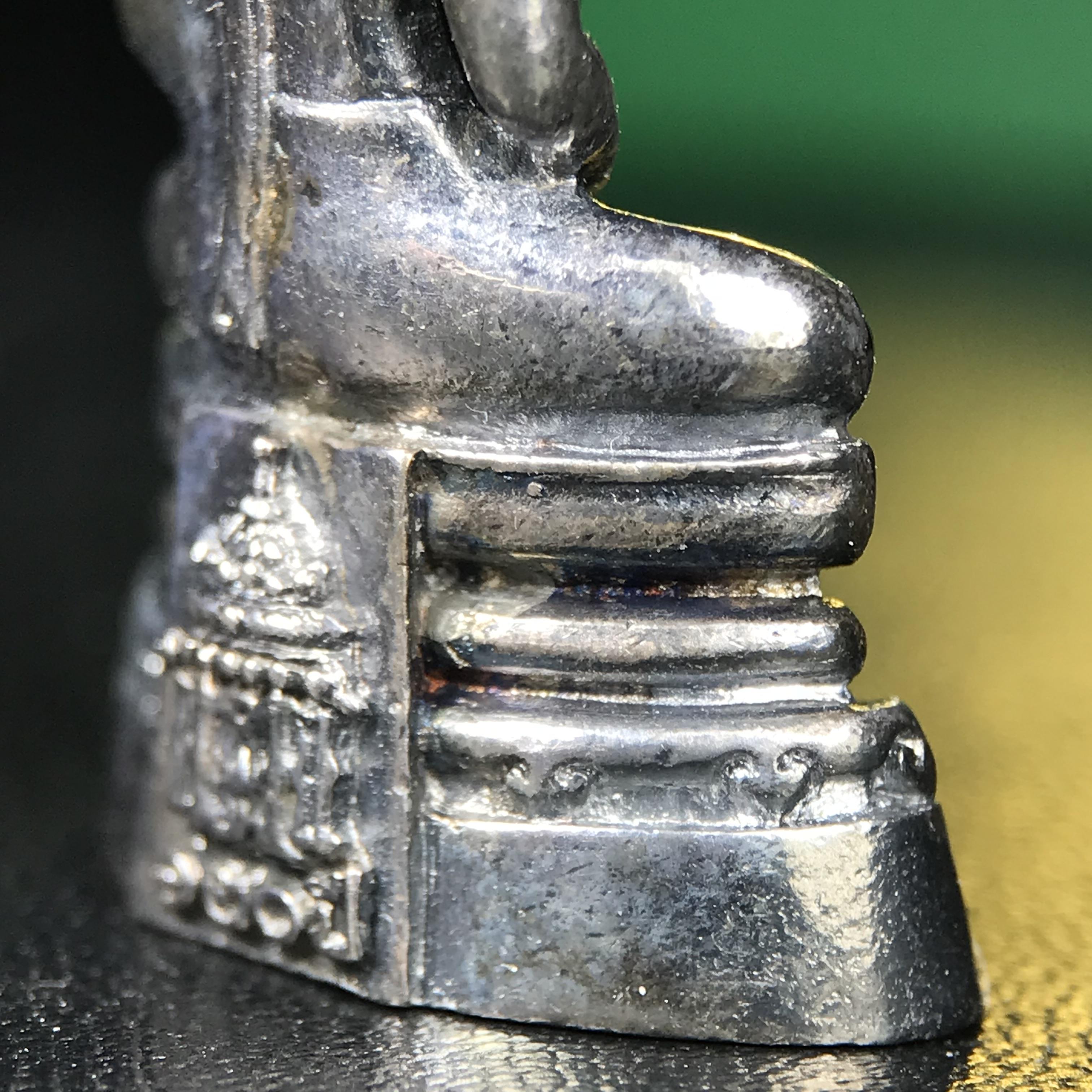 พระพุทธโสธร รุ่น กศก. 120 ปี เนื่องในโอกาสครบ 120 ปี กรมศุลกากร กระทรวงการคลัง จัดสร้าง ปี 2537 เนื้อเงินบริสุทธิ์ 99.9% ผิวขัดเงาลงดำ(เข้มขลัง)(งานบริษัท แพรนด้า จิวเวลรี่)สวยงดงาม ทรงคุณค่า