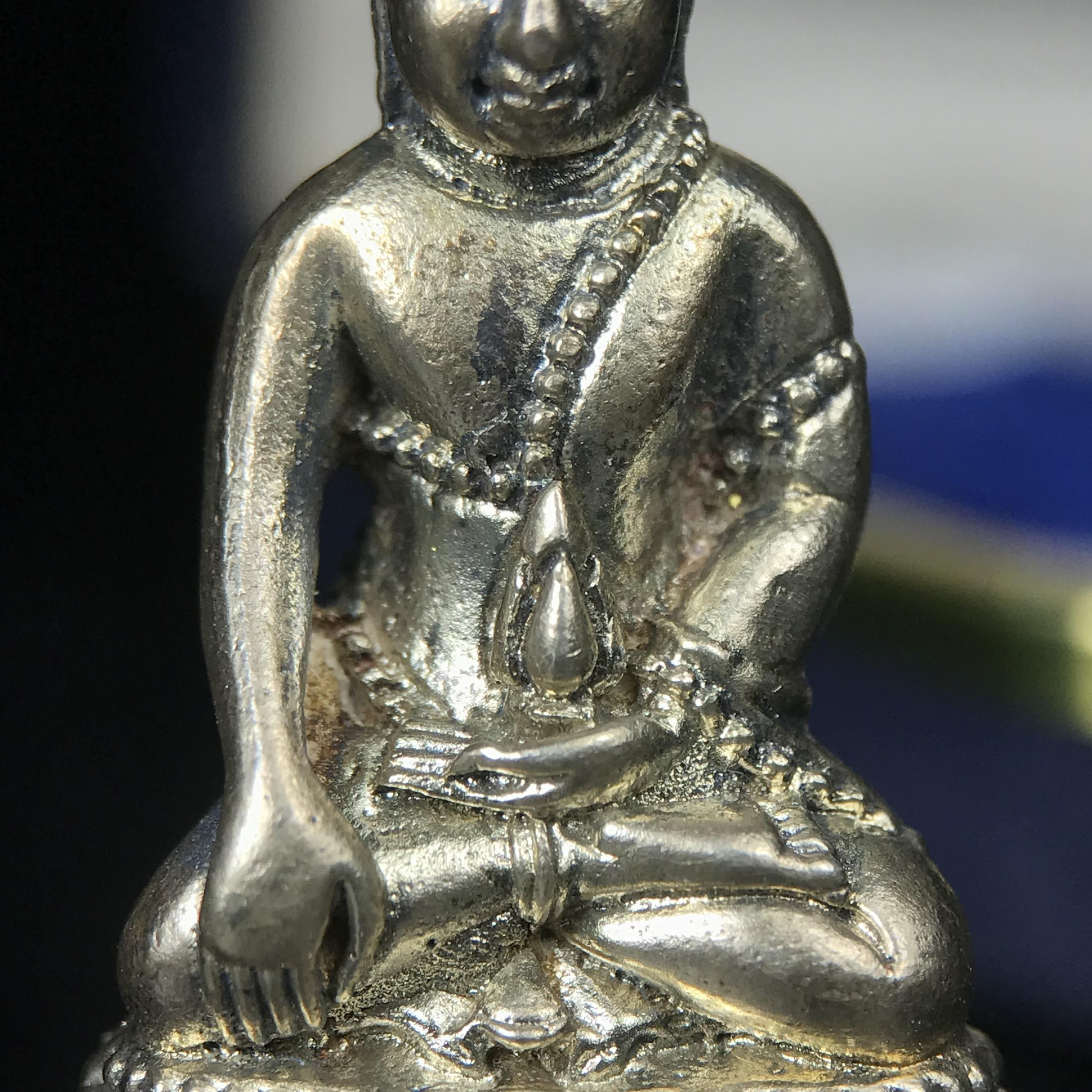 พระกริ่งนวปทุม ภปร. วัดปทุมวนาราม ปี 2535 เนื้อเงิน(ผิวเดิม ผิวน้ำทองทั่วองค์ สวย งดงาม) ขนาดสูง 3.7 ซม. พร้อมกล่องพิเศษบรรจุเดิมครบสมบูรณ์ (ในหลวงรัชกาลที่9เสด็จเททอง)(1ใน3000องค์)นิยมหายาก