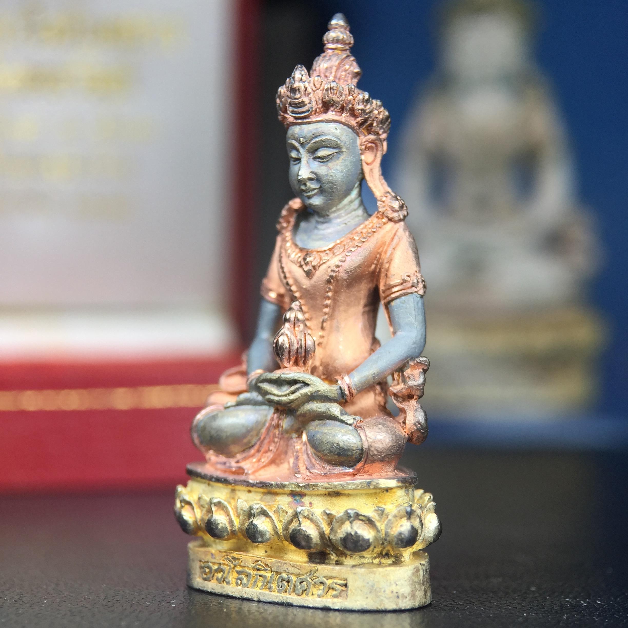 พระกริ่งอวโลกิเตศวร ( เจ้าแม่กวนอิม ) วัดโพธิ์แมนคุณาราม รุ่นอุดมโภคทรัพย์ พ.ศ.2539 เนื้อเงิน 3 กษัตริย์ พ่นทราย(ผิวเดิม ขึ้นสีรุ้งธรรมชาติ แบบนิยม เสน่ห์ของพระเนื้อเงิน) (พร้อมกล่องบรรจุการ์ดใบรับรองเดิมครบ) (อีกหนึ่งรุ่นยอดนิยม พุทธศิลป์สวยงดงาม)