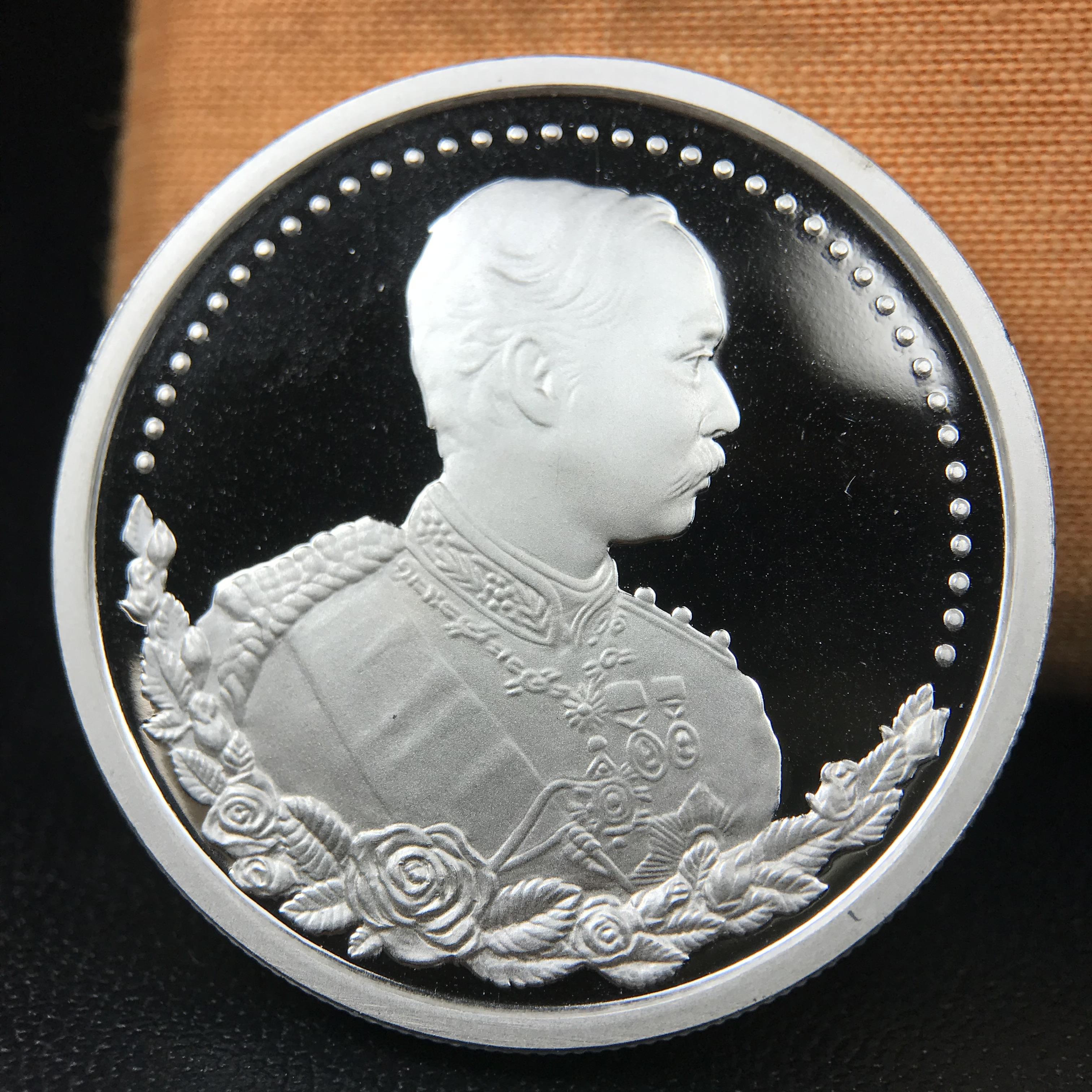 เหรียญรัชกาลที่ 5 หลัง 12 นักษัตริย์ รุ่นมหาลาภ ปี 2539 เนื้อเงินขัดเงา บล็อกนอก(เพิร์ธ)ออสเตรเรีย ขนาด 3.2 ซ.ม. กล่องบรรจุเดิมครบสมบูรณ์สวยงาม พิธีพุทธาภิเษก ณ.พระอุโบสถ วัดพระแก้ว สมเด็จพระญาณสังวร สมเด็จพระสังฆราช เป็นประธานพิธี