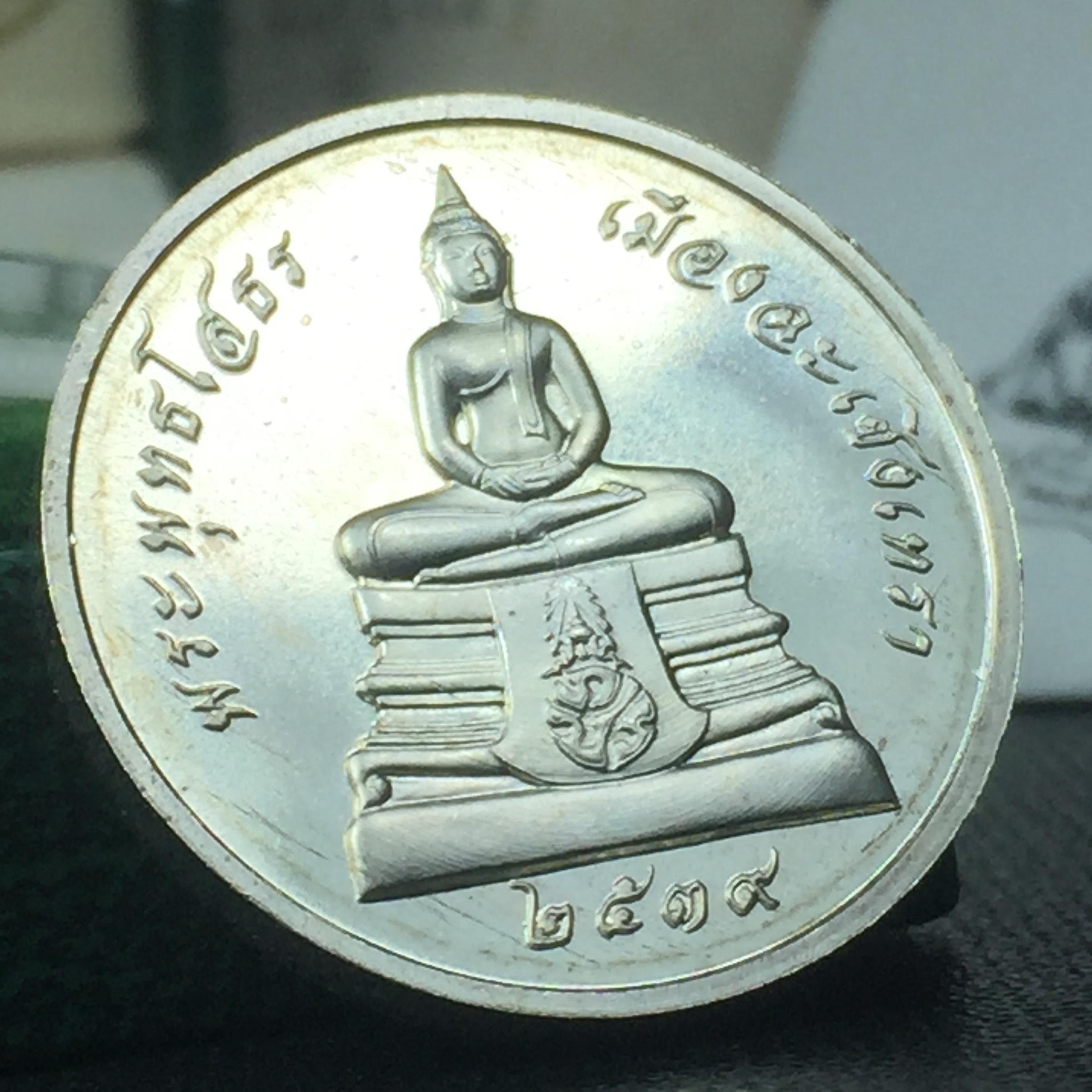 พระพุทธโสธร ภปร. รุ่นย้อนยุค สร้างพระอุโบสถ สมาคมชาวฉะเชิงเทรา จัดสร้าง ปี 2539 วโรกาสครองสิริราชสมบัติครบ 50 ปี เนื้อเงิน เหรียญปั้มด้านหน้า ภปร. ด้านหลัง พระอุโบสถ ขนาด 2.5 ซม.เนื้อเงิน(ผิวเดิม) พร้อมกล่องบรรจุและใบรับรองเดิมครบสมบูรณ์