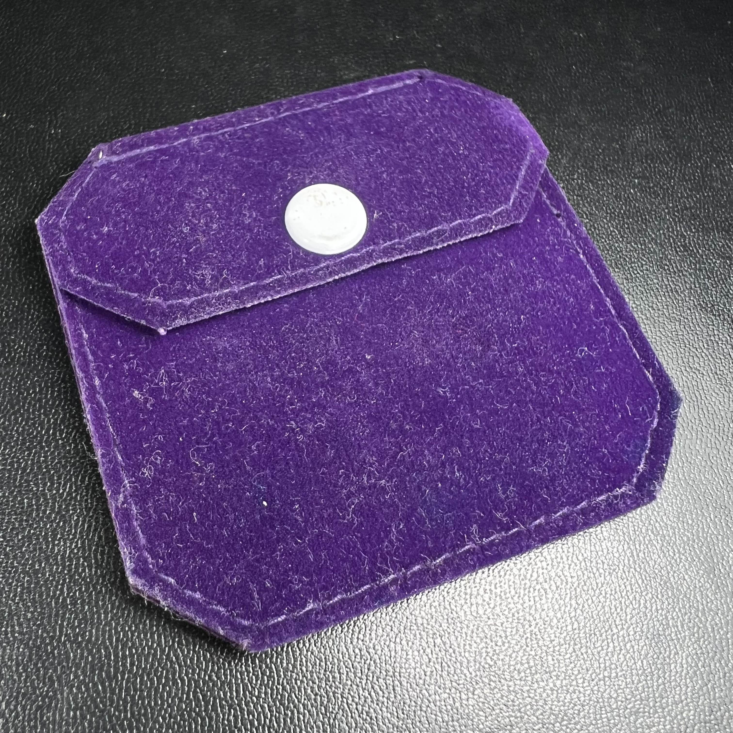 เหรียญหลวงพ่อทวด รุ่นสมเด็จเจ้าฟ้ามหาจักรี 48พรรษา โดยสภากาชาดไทย ปี2546 เหรียญบรอนซ์พ่นทราย(เพื่อพระราชทานตามพระราชอัธยาศัย) ขนาด 2.8 ซม.พร้อมซีนซองถุงบรรจุเดิมครบสวยงาม(เหรียญจัดสร้างเนื้อพิเศษเป็นรูปแบบพระราชทาน ไม่มีในรายการสั่งจอง หายาก)