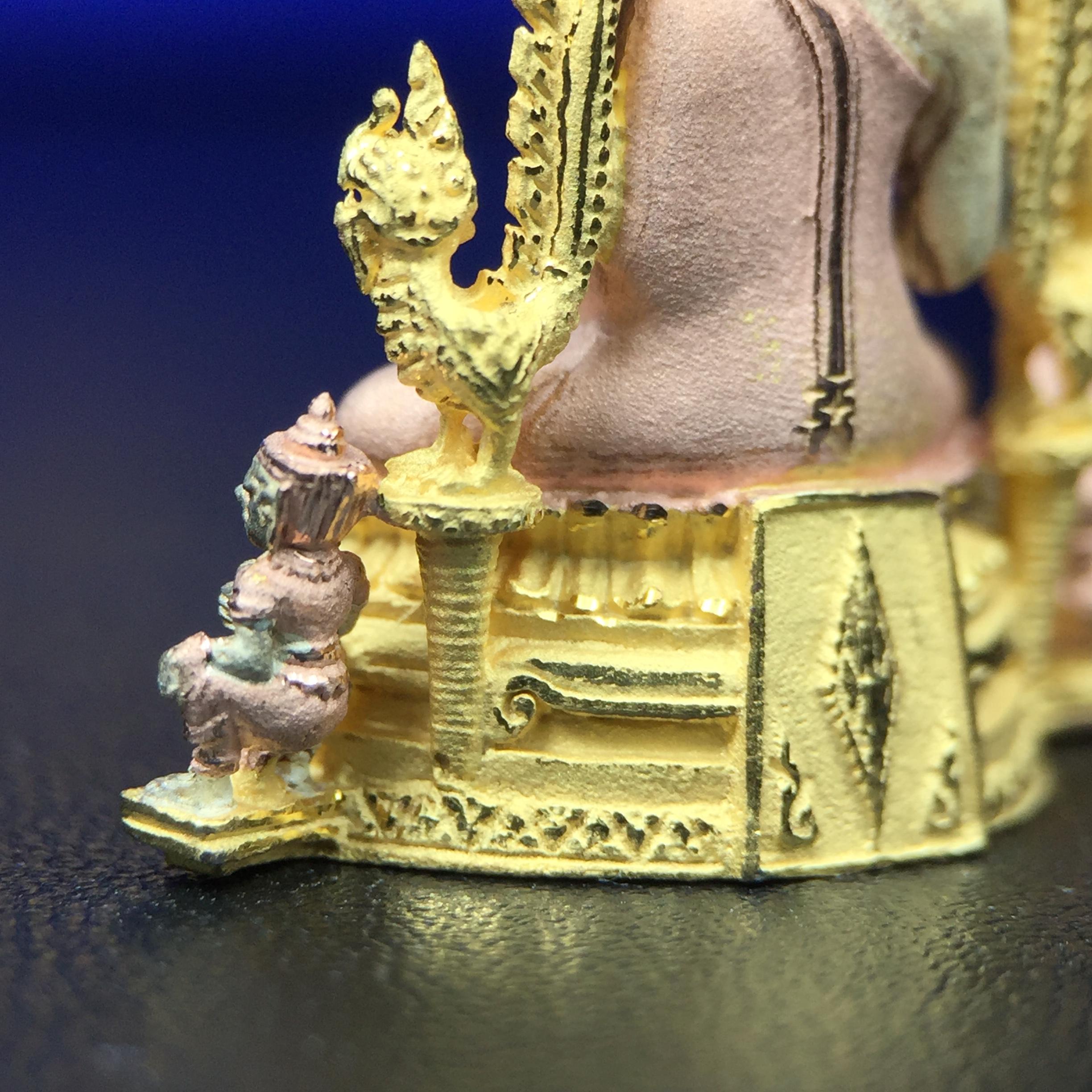 พระพุทธชินราช ภปร. ในวโรกาสพระราชพิธีมหามงคล เฉลิมพระชนมายุ6รอบ 5ธันวาคม2542 มูลนิธิพิทักษ์ดวงตาประชาชน จัดสร้าง เนื้อเงินบริสุทธิ์ 99.9% แบบสามกษัตริย์ขัดเงาบางส่วน พิมพ์ใหญ่ ขนาดสูง 3.4 ซม. พร้อมกล่องบรรจุเดิม