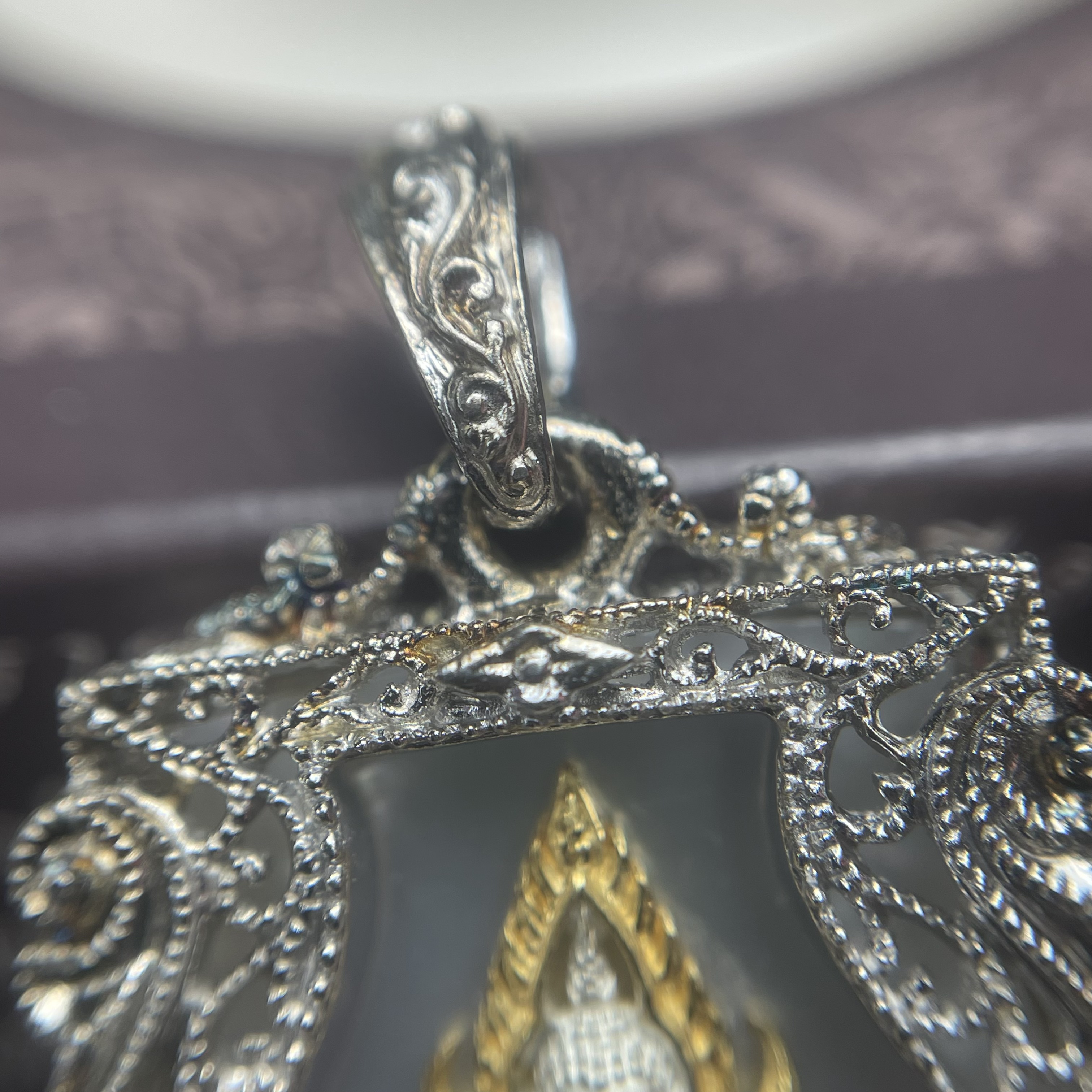 พระพุทธชินราช ภปร. โครงการ "เพราะแผ่นดินนี้ คือ แผ่นดินเกิด" ปี2548(รุ่นแรก) เหรียญทรงเสมา ขนาด 21 x 29 มม.เนื้อเงินสามกษัตริย์ องค์พระชุบสามกษัตริย์ ล้อมด้วยกรอบเงินชุบทองคำขาวสลักเสลาเป็นลวดลายละเอียดอ่อน ส่วนพื้นองค์พระเป็นเปลือกหอยมุขงดงาม