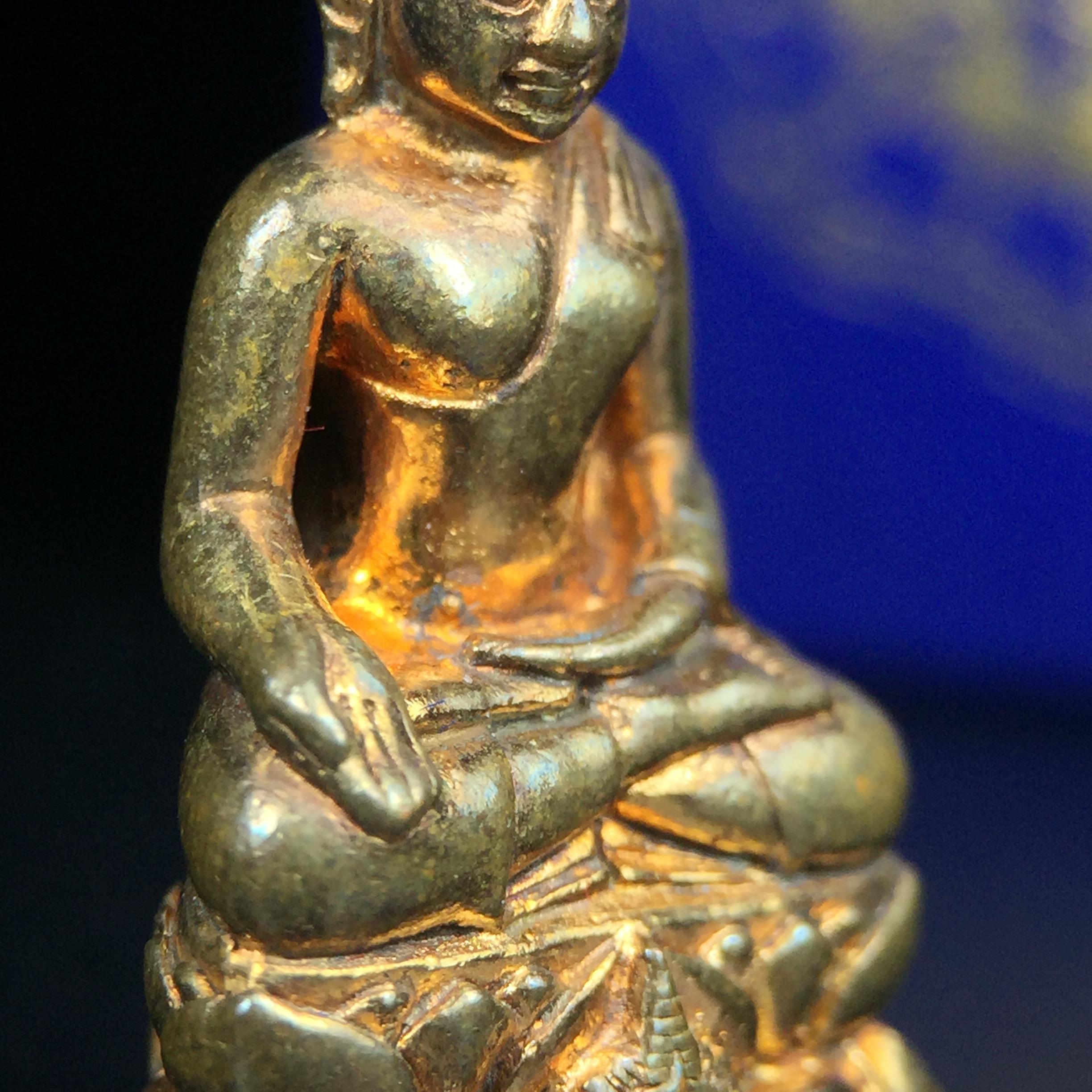 พระกริ่งไพรีพินาศ เฉลิมพระเกียรติ พระบาทสมเด็จพระเจ้าอยู่หัวรัชกาลที่9 พระชนมพรรษา 6 รอบ ปี2542เนื้อสัมฤทธิ์(บรรจุเหล็กไหล)ดีนอก-ดีใน(องค์นี้เป็นเนื้อสัมฤทธิ์ พิเศษกรรมการ ตอก 2 โค๊ต หมายเลข ๒๑๐๓)หายาก