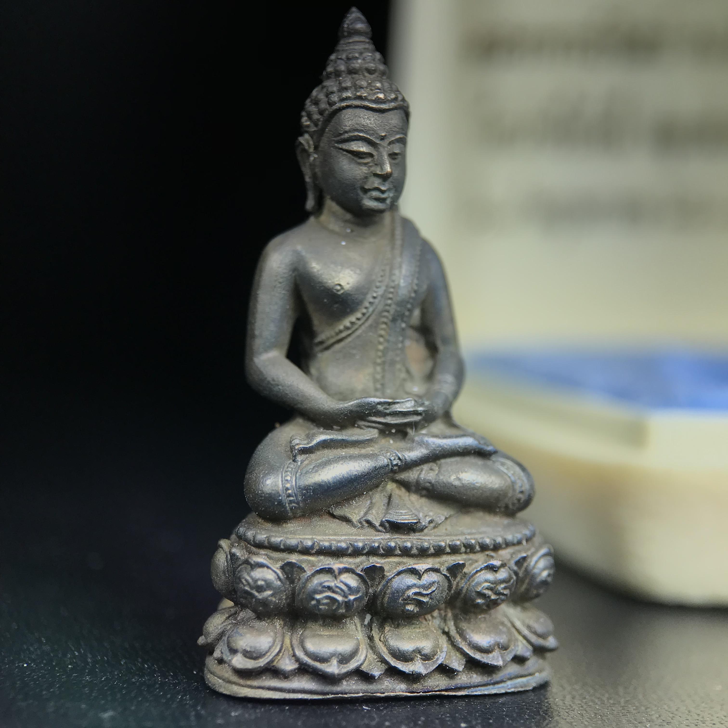 พระกริ่งพิชัยรังสี รุ่นแรก วัดป่าชัยรังสี จ.สมุทรสาคร ปี 2531 เนื้อนวโลหะ ออกแบบโดยนายช่างเกษม มงคลเจริญ ช่างมือหนึ่งแห่งยุค ปลุกเสกโดยพระเกจิอาจารย์ที่มีชื่อเสียงในยุคนั้นมาร่วมพิธีกันหลายรูป พุทธศิลป์ออกแบบได้สวยงดงาม พร้อมกล่องบรรจุเดิมครบ