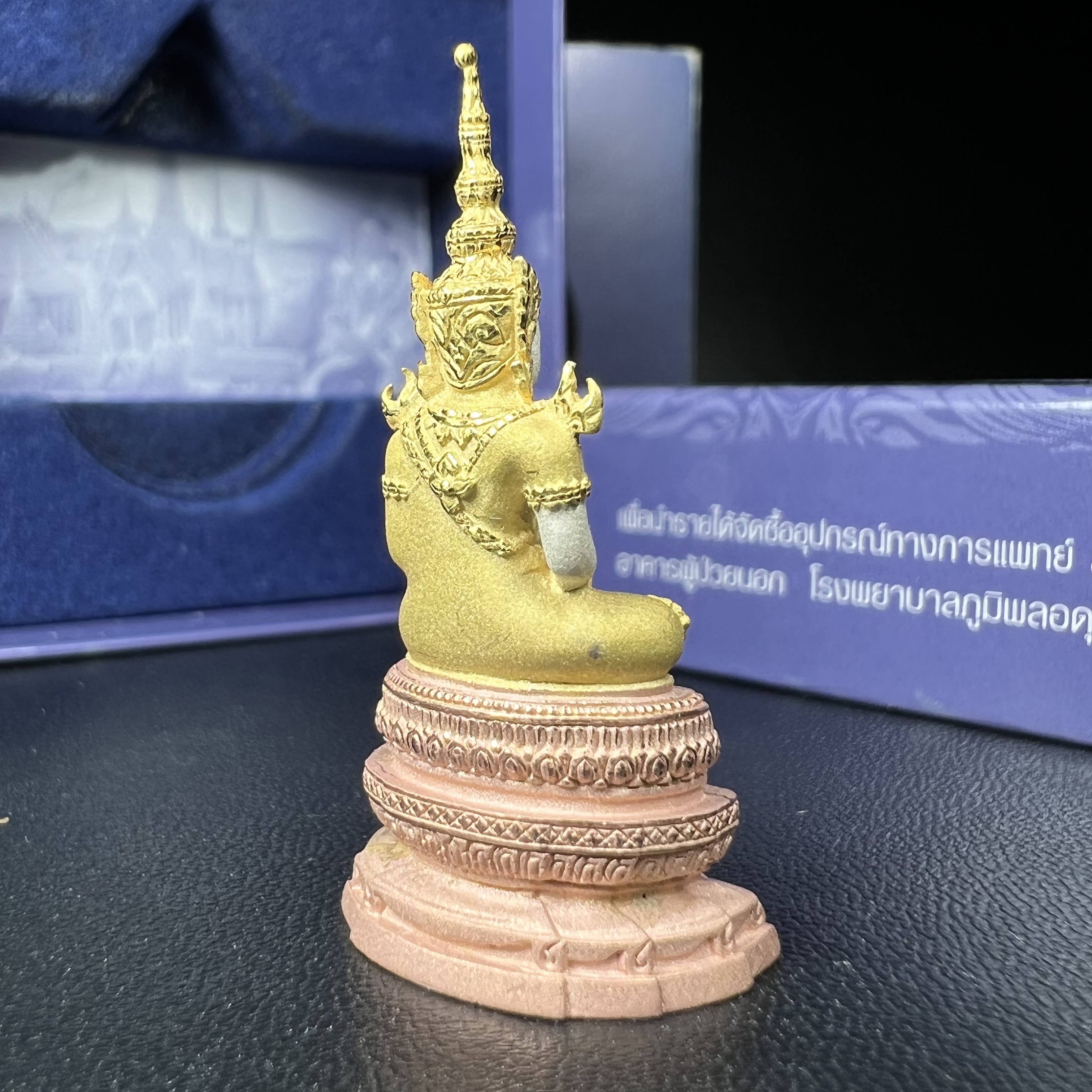 พระแก้วมรกต ภปร. ปี2547 จัดสร้างโดย รพ.ภูมิพลฯ เนื้อเงิน (3 กษัตริย์)ลอยองค์ หน้าตัก 1/2 นิ้ว งดงามทรงคุณค่าอีกหนึ่งรุ่นยอดนิยม หายาก