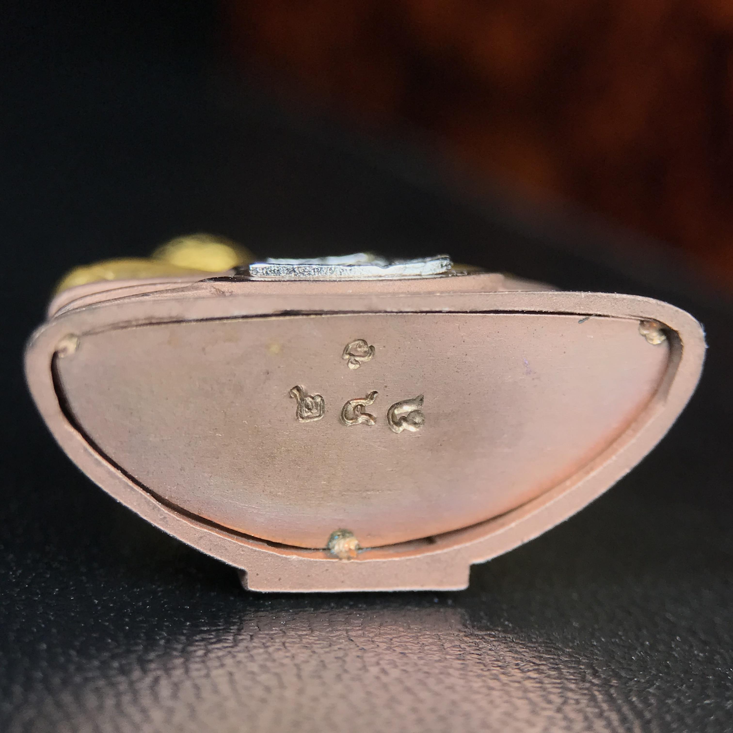 พระพุทธโสธร รุ่นสร้างอุโบสถหลังใหม่ พิธีพุทธาภิเษก ณ อุโบสถวัดโสธรวรารามวรวิหาร 18 พฤศจิกายน พ.ศ.2542 เนื้อสามกษัตริย์ องค์พระทองคำแท้ ฐานนาก ผ้าทิพย์ประดับเพชรแท้ หนักรวม 6.82g ขนาด 2.5x3.5 ซม.(องค์หมายเลข ๒๔๘)(พุธศิลป์สุดงดงาม อีกหนึ่งรุ่นยอดนิยม)หายาก