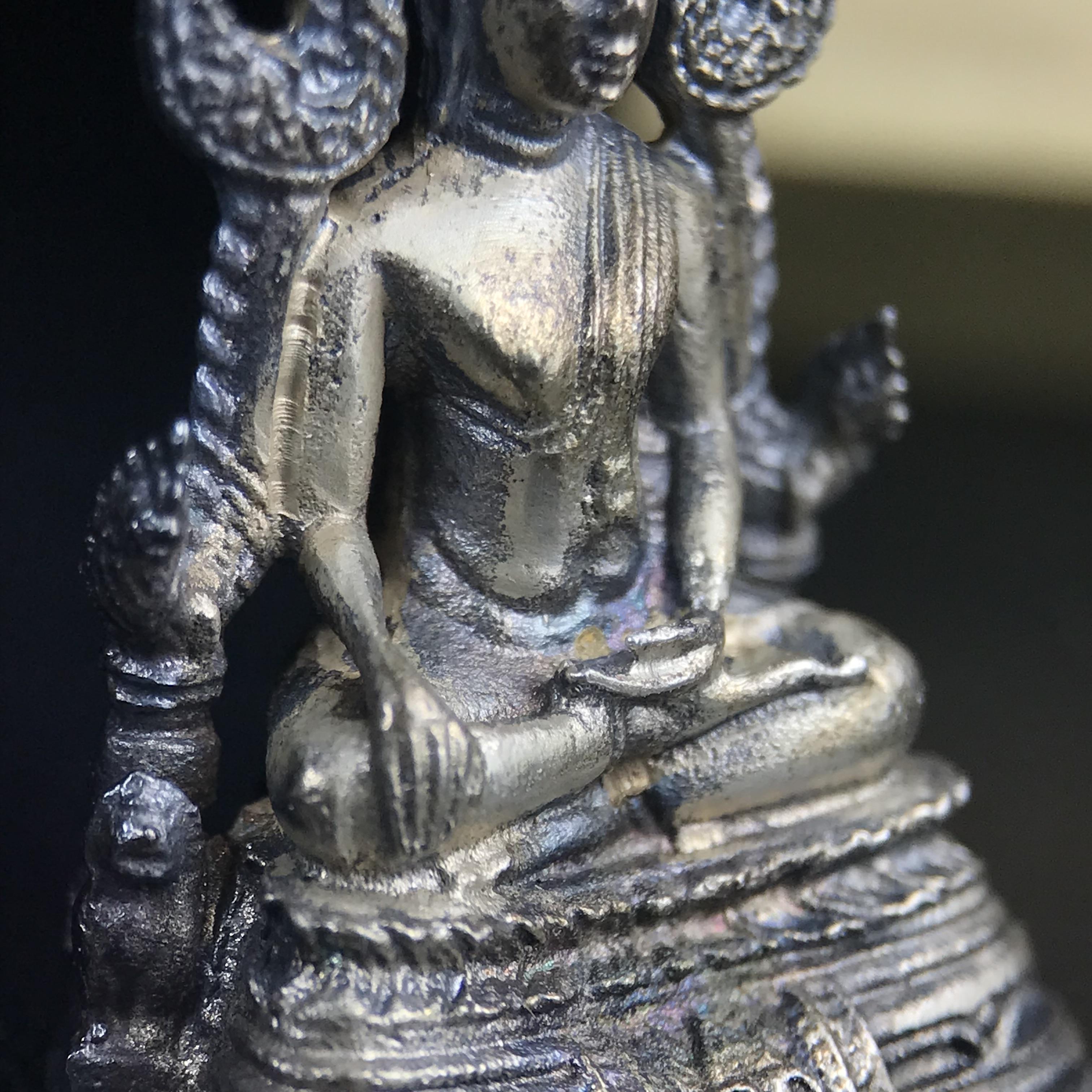 พระกริ่งพระพุทธชินราช มวก. วัดเบญจมบพิตรฯ ปี 2519(รุ่นพิเศษ รุ่นแรก รุ่นเดียว)เนื้อเงิน(สภาพสวยผิวเดิมติดรุ้งผิวขึ้นน้ำทองสวยมีเสน่ห์ตามกาลเวลา)(ในหลวงรัชกาลที่9และสมเด็จพระราชินีเสด็จฯเททอง)(พิธีใหญ่ เกจิอาจารย์ในยุคยอดนิยมร่วมปลุกเสก) (องค์หมายเลข ๓๐๓๔)