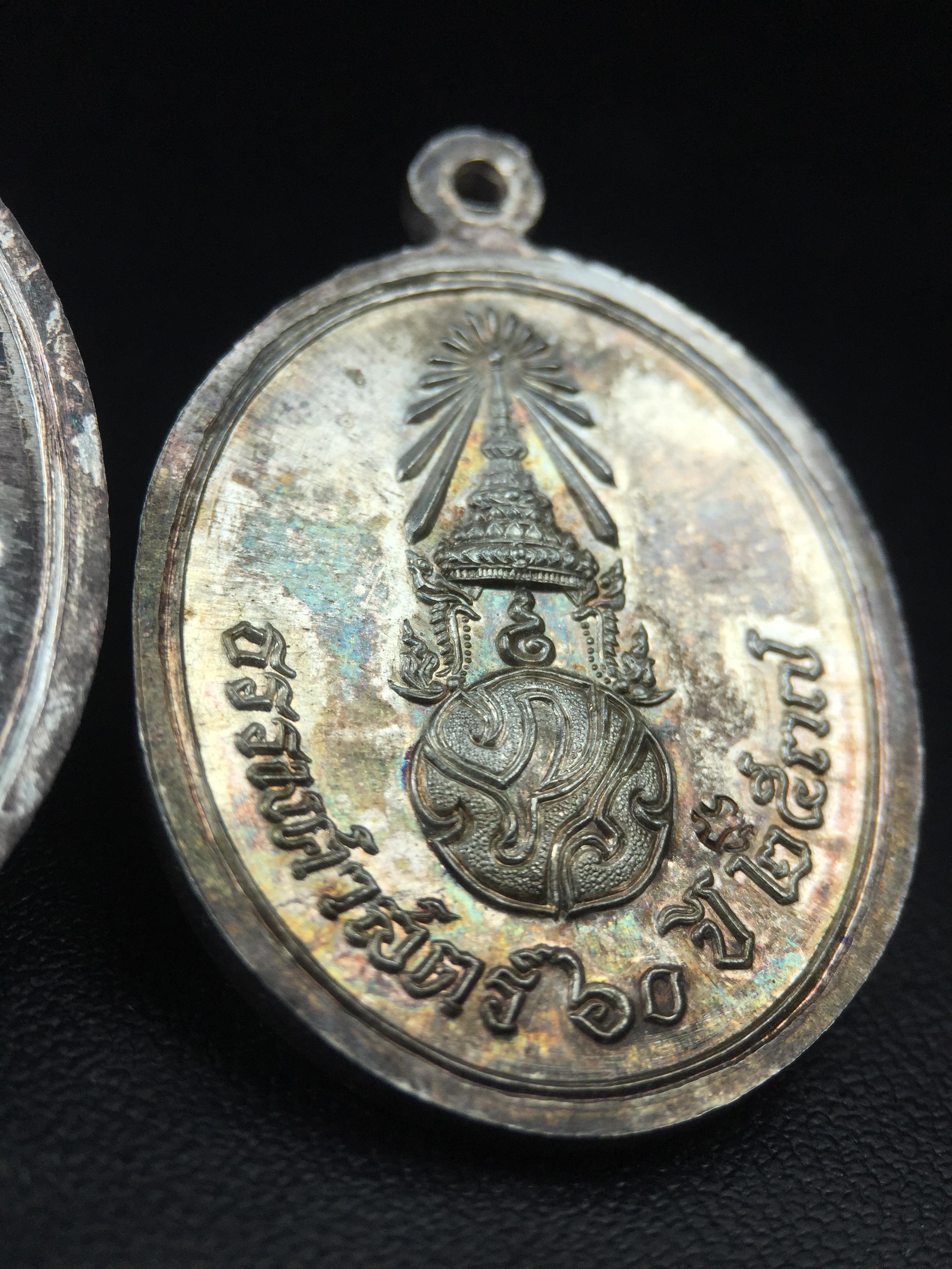 เหรียญพระพุทธสิหิงค์ ภปร. รุ่นมหาลัยธรรมศาสตร์ 60ปี พ.ศ.2537 พิมพ์ใหญ่+พิมพ์เล็ก เนื้อเงินผิวเดิมๆขึ้นสีรุ้งๆสวยมาก(ในหลวงรัชกาลที่9เสด็จในพิธี)(พิธีใหญ่ เกจิที่มีชื่อเสียงมาร่วมปลุกเสกจำนวนมาก ชนวนมาลสารเก่าเข้มขลัง )ของดีธรรมศาสตร์ที่ศิษย์เก่าไม่ควรพลาด