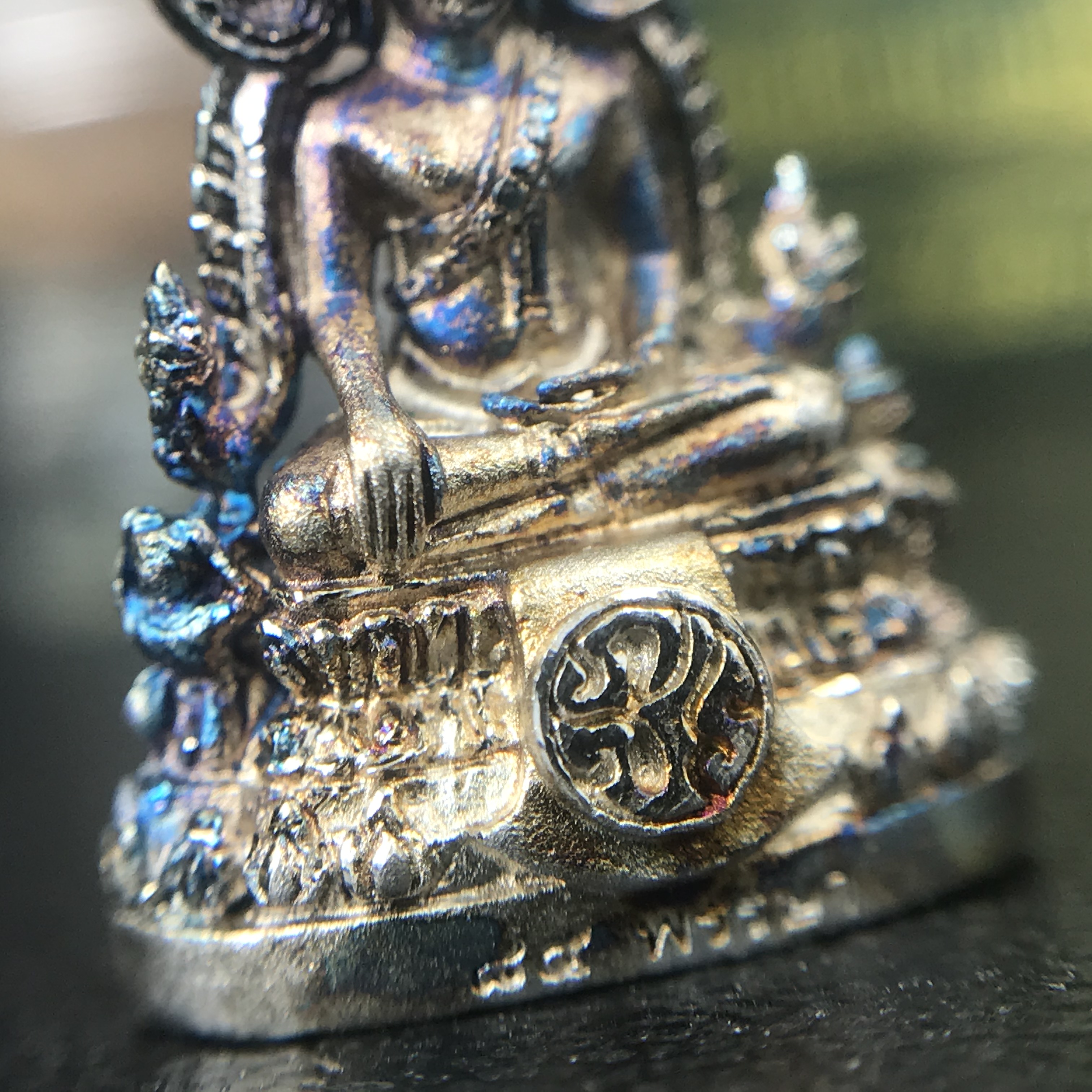 พระพุทธชินราช(จำลอง) ภปร. 84 พรรษา เนื้อเงินชุบทองคำขาว พิมพ์เล็กขนาดหน้าตัก 1/4 นิ้ว (สภาพผิวเดิมสวย ขึ้นสีรุ้งธรรมชาติ แบบนิยม)(พระราชทานมวลสาร จิตรลดาและเส้นพระเจ้า(เส้นผม))