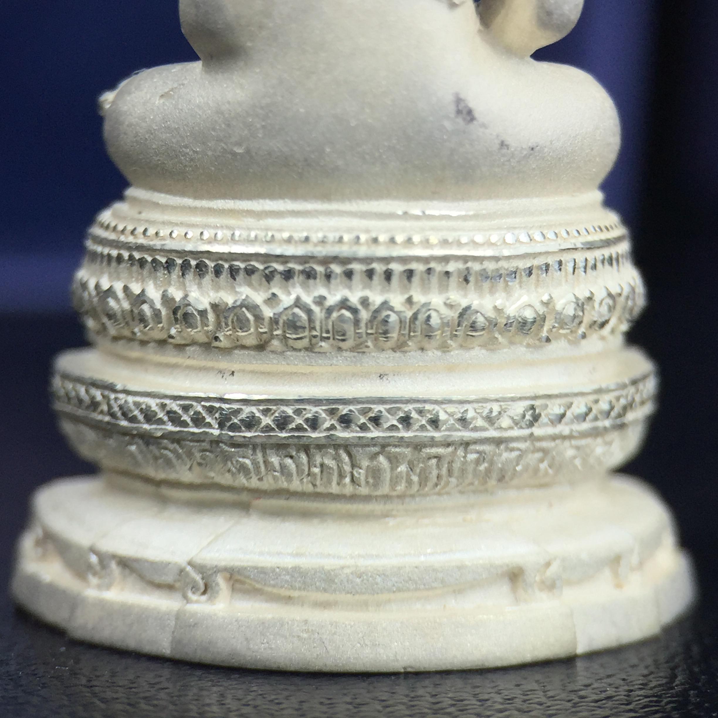 พระแก้วมรกต ภปร. ปี2547 จัดสร้างโดย รพ.ภูมิพลฯ เนื้อเงิน ลอยองค์ หน้าตัก 1/2 นิ้ว งดงามทรงคุณค่าอีกหนึ่งรุ่นยอดนิยม หายาก(1ใน3000องค์)