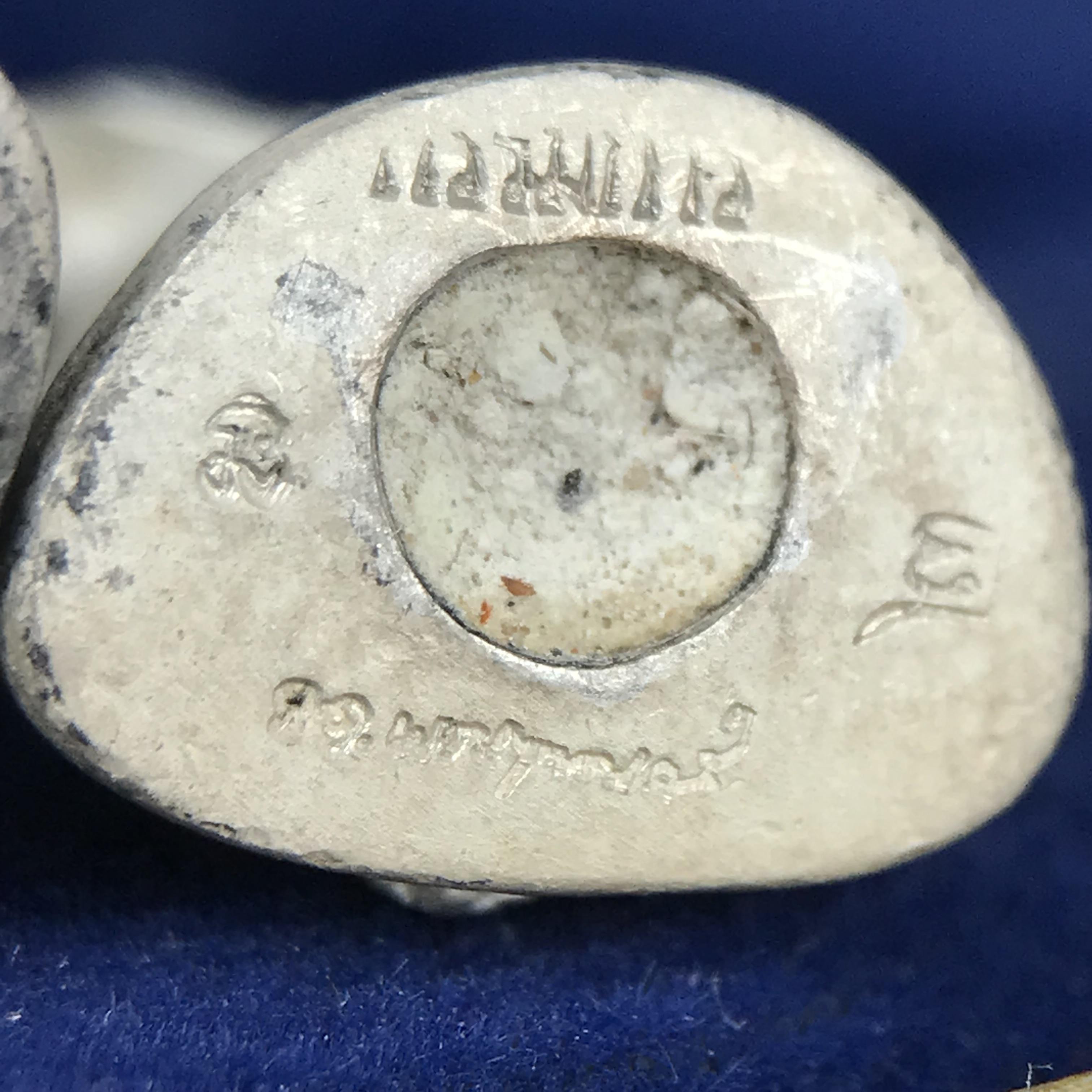 พระกริ่ง-พระชัยวัฒน์ ไพรีพินาศ ญสส.รุ่น นวฤทธิ์โภคทรัพย์ ปี 2544 อุดผงพุทธคุณ บรรจุมวลสารจิตรลดา และเส้นพระเกศาของสมเด็จพระญาณสังวร พระสังฆราชฯ พร้อมกล่องบรรจุเดิม เนื้อเงิน ก้นทองคำ(พิมพ์กรรมการ)ชุดหมายเลข ๒(1ใน 89 ชุด) หายากพบเจอน้อยมาก