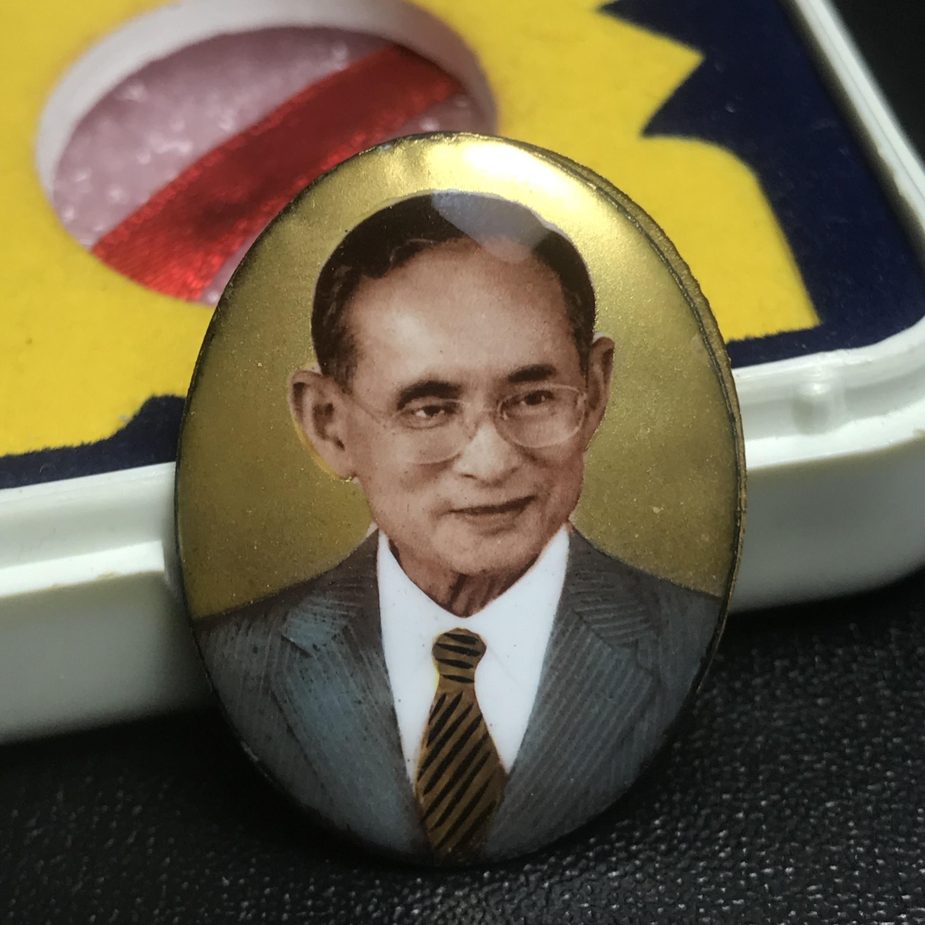 ล็อกเกตในหลวงรัชกาลที่9 ที่ระลึกครบ 25 ปี มูลนิธิศรีรัตนโกสินทร์ วัดสุทธาราม พ.ศ. 2550 พิมพ์ทรงวงรีรูปไข่เล็ก ฉากสีทอง หลังปิดแผ่นทองคำ ฝังพระยอดธง บรรจุมวลสารจิตรลดาและเกศาในหลวง ร.9 (หมายเลข 123)(นัมเบอร์สวยเลขเรียง)(นิยมหายากสุด)(1 ใน 422 องค์)