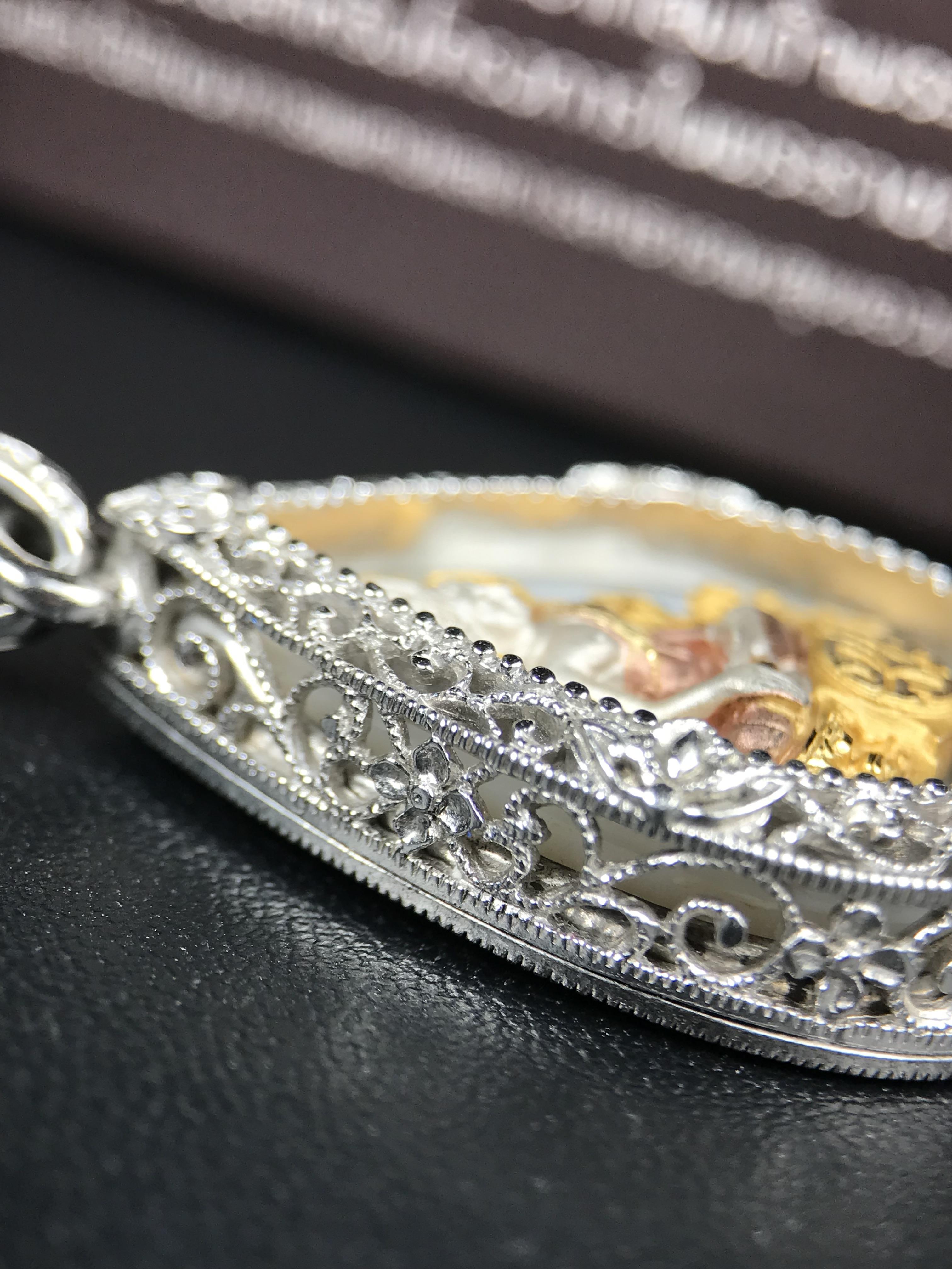 พระพุทธชินราช ภปร. โครงการ "เพราะแผ่นดินนี้ คือ แผ่นดินเกิด" ปี 2548(รุ่นแรก) เหรียญทรงใบโพธิ์ ขนาด 21 x 29 มม. เนื้อเงินสามกษัตริย์ องค์พระชุบสามกษัตริย์ ล้อมด้วยกรอบเงินชุบทองคำขาวสลักเสลาเป็นลวดลายละเอียดอ่อน ส่วนพื้นองค์พระเป็นเปลือกหอยมุข