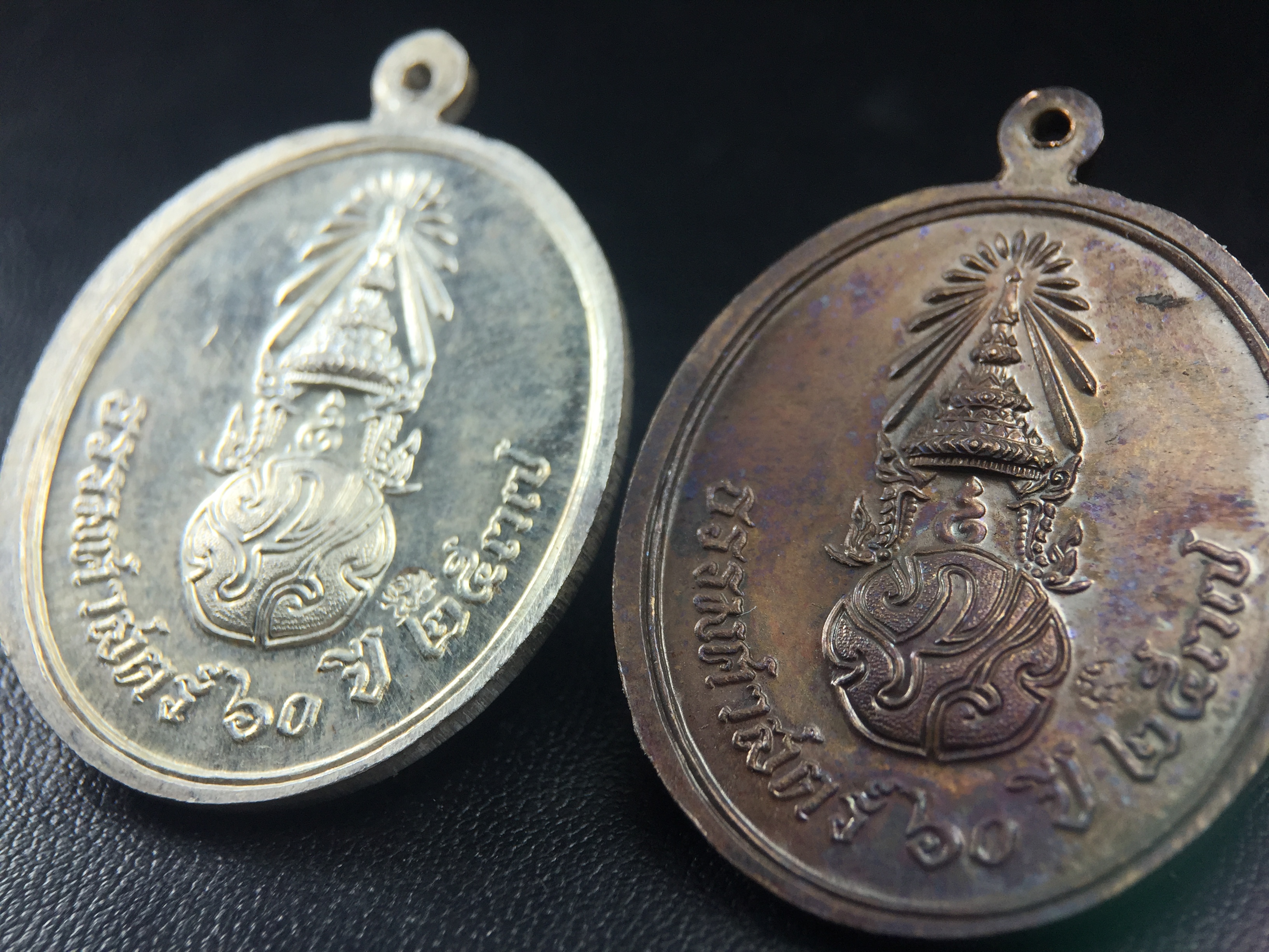 เหรียญพระพุทธสิหิงค์ ภปร. รุ่นมหาลัยธรรมศาสตร์ 60ปี พ.ศ.2537 พิมพ์ใหญ่(เนื้อเงิน+เนื้อทองแดง)ผิวเดิมๆสวยมาก(ในหลวงรัชกาลที่9เสด็จในพิธี)(พิธีใหญ่ เกจิที่มีชื่อเสียงมาร่วมปลุกเสกจำนวนมาก ชนวนมาลสารเก่าเข้มขลัง )ของดีธรรมศาสตร์ที่ศิษย์เก่าไม่ควรพลาด