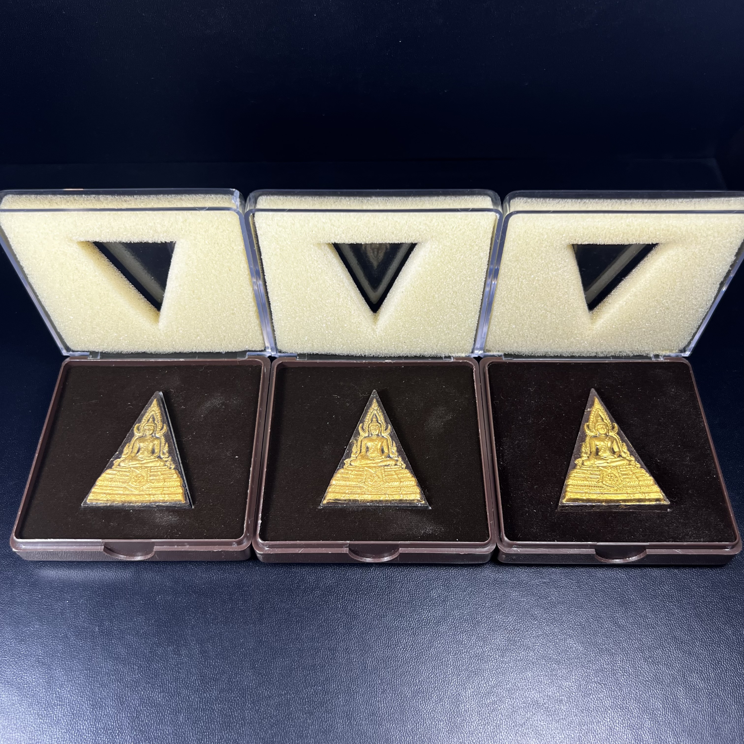 พระพุทธชินราช ภปร. โครงการ "เพราะแผ่นดินนี้ คือ แผ่นดินเกิด" ปี 2548(รุ่นแรก) พระผงหลัง ภ.ป.ร. (ทองคำ(หนัก 1.1 กรัม)+เงิน+ทองแดง(ครบชุดรวม 3 องค์) (พระราชทานเส้นพระเจ้า (เส้นผม)และมวลสารจิตรลดา)