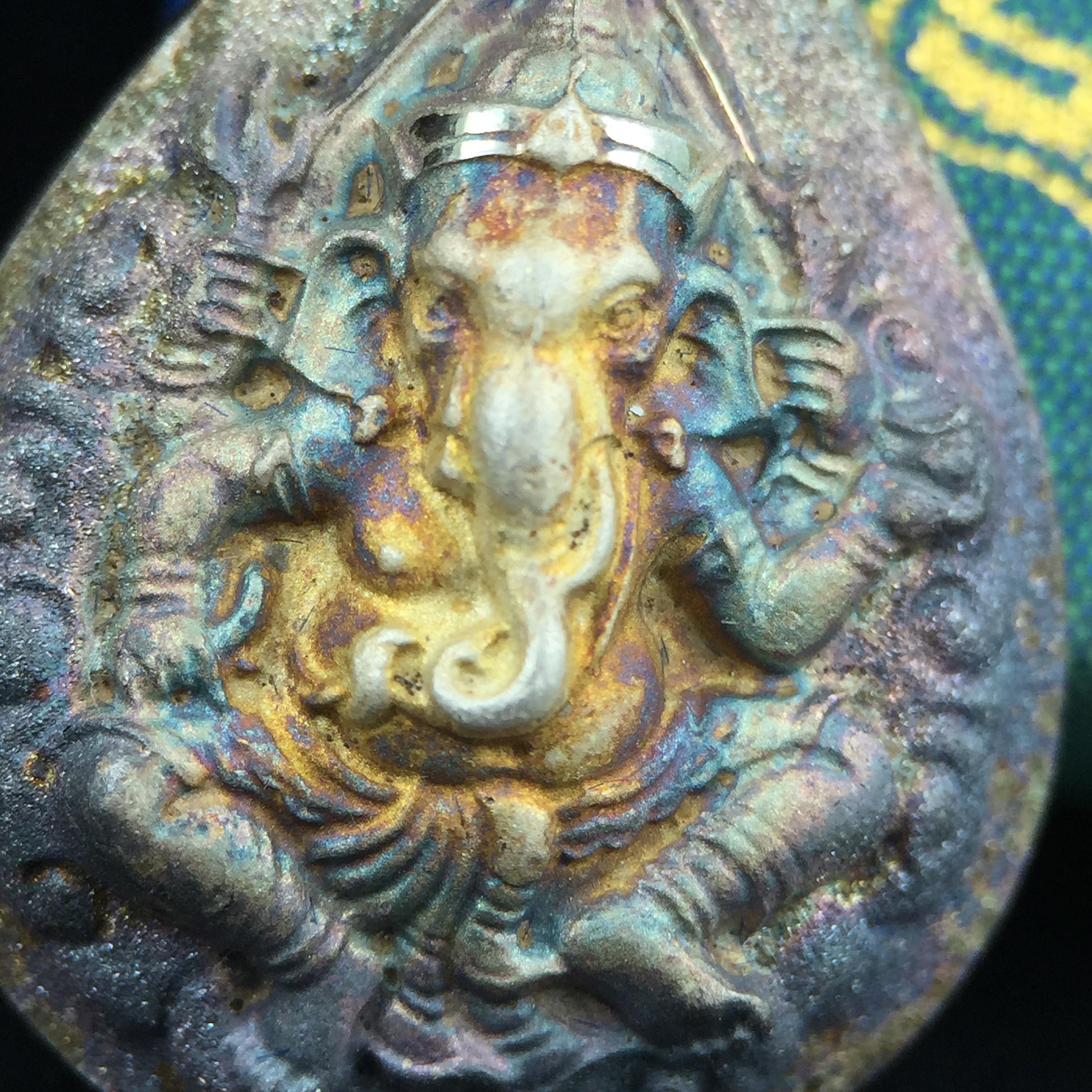 เหรียญพระพิฆเนศวร ญสส. ชุดกาญจนาภิเษกครองราชย์ 50 ปี พุทธศักราช 2538 พิมพ์ใหญ่(2.9 ซม.) เนื้อเงินผิวเดิมกลับดำขึ้นสีรุ้งเข้มขลังงดงามธรรมชาติสร้างสรรค์ สภาพสวยเดิมพร้อมกล่องบรรจุเดิม ตอกโค๊ดหมายเลขกำกับ(1ใน 5539องค์)