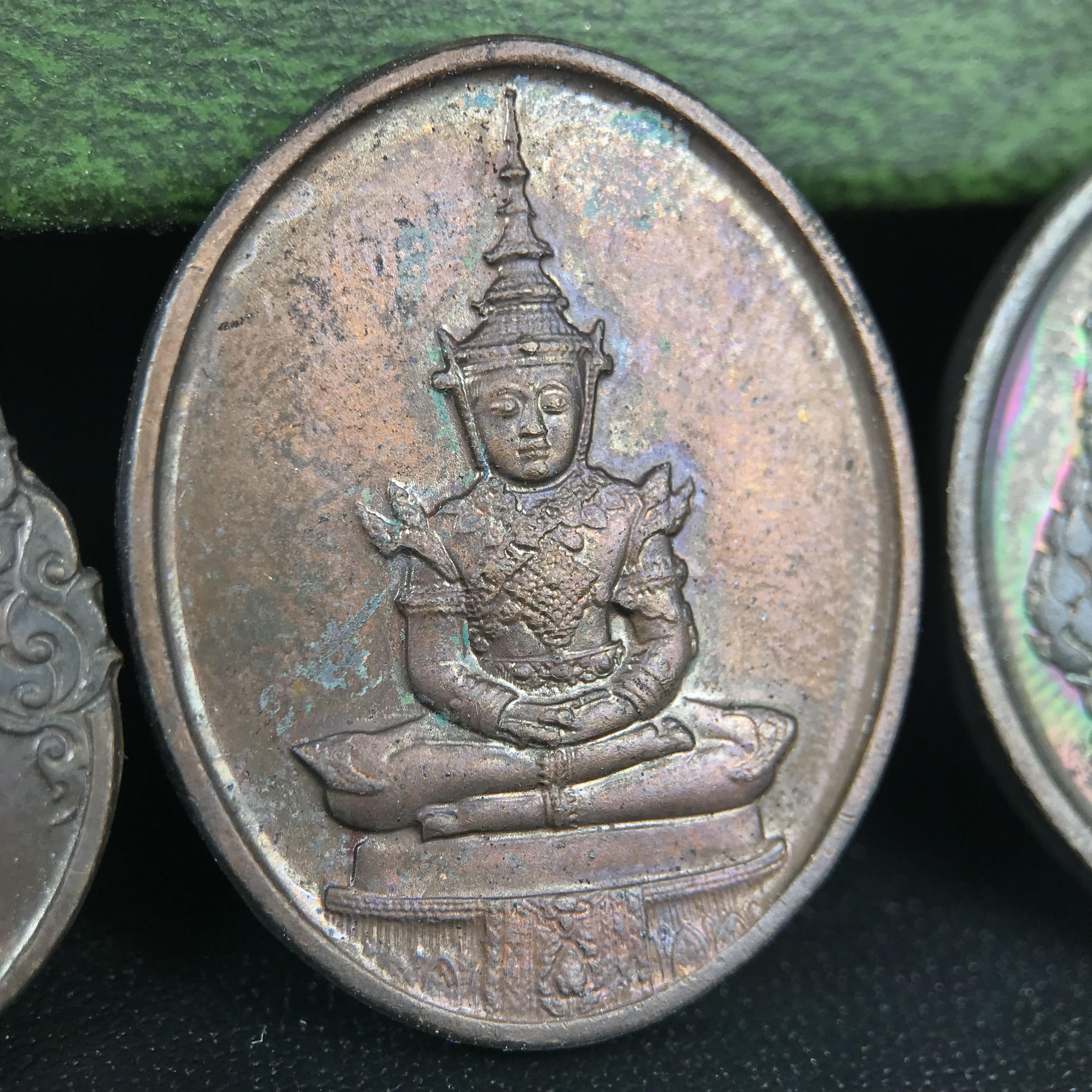 เหรียญพระแก้วมรกตหลัง ภปร. ฉลองกรุงรัตนโกสินทร์ครบ 200 ปี พ.ศ.2525 เนื้อทองแดงกล่องบรรจุเดิมครบ3พิมพ์(บล็อกพระราชศรัธา)(ในหลวงรัชกาลที่9 เสด็จในพิธี)พระคู่บ้านคู่เมือง...พระดี...พิธีใหญ่