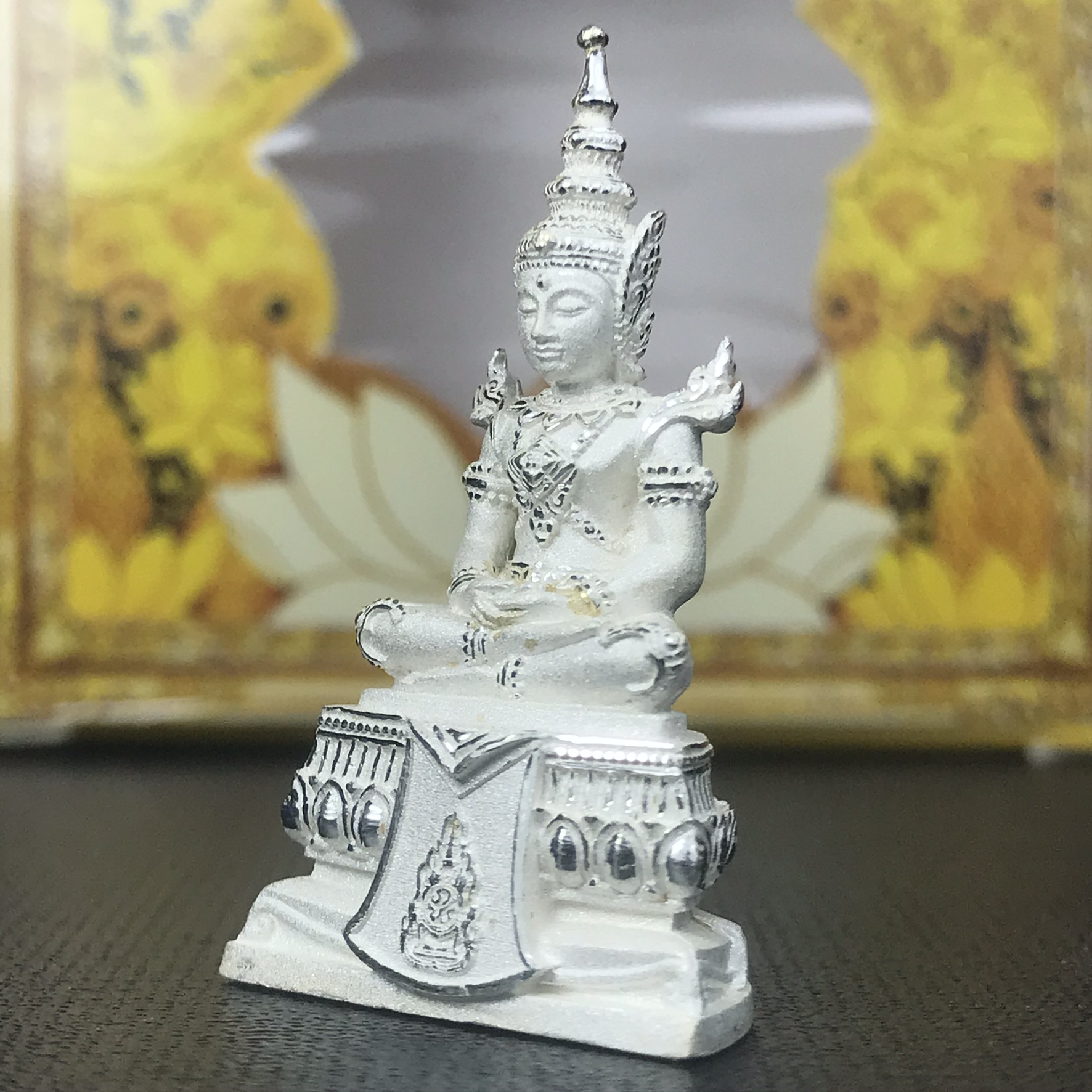 พระแก้วมรกต(จำลอง)ลอยองค์ ขนาดหน้าตัก 1/2 นิ้ว ทรงเครื่องฤดูร้อน เนื้อเงิน ตราสัญลักษณ์ฉลองสิริราชสมบัติ ครบ 60 ปี พ.ศ.2549(สภาพสวย ครบ สมบูรณ์))