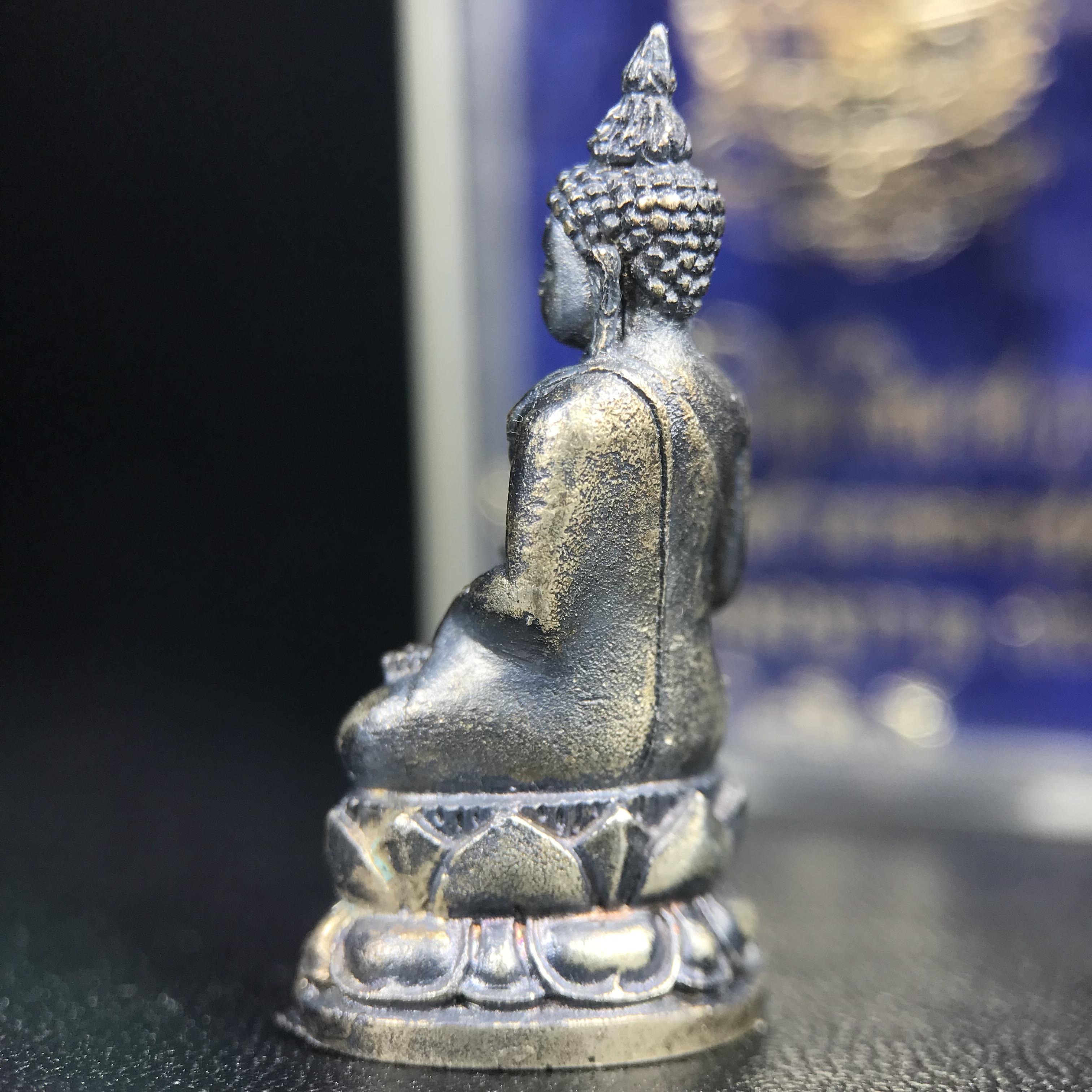 พระกริ่งไพรีพินาศ ภปร. รุ่นแรกของประเทศไทย วัดปทุมวนาราม ปี 2535 เนื้อเงิน(ผิวเดิม ผิวขึ้นรุ้งทั่วองค์ สวย งดงาม)(เข้มขลังทรงอานุภาพยิ่งใหญ่ กำราบศัตรูพ่ายสิ้น) ขนาดสูง 3 ซม. พร้อมกล่องบรรจุเดิมครบสมบูรณ์ (ในหลวงรัชกาลที่9เสด็จเททอง)(1ใน3000องค์)นิยมหายาก