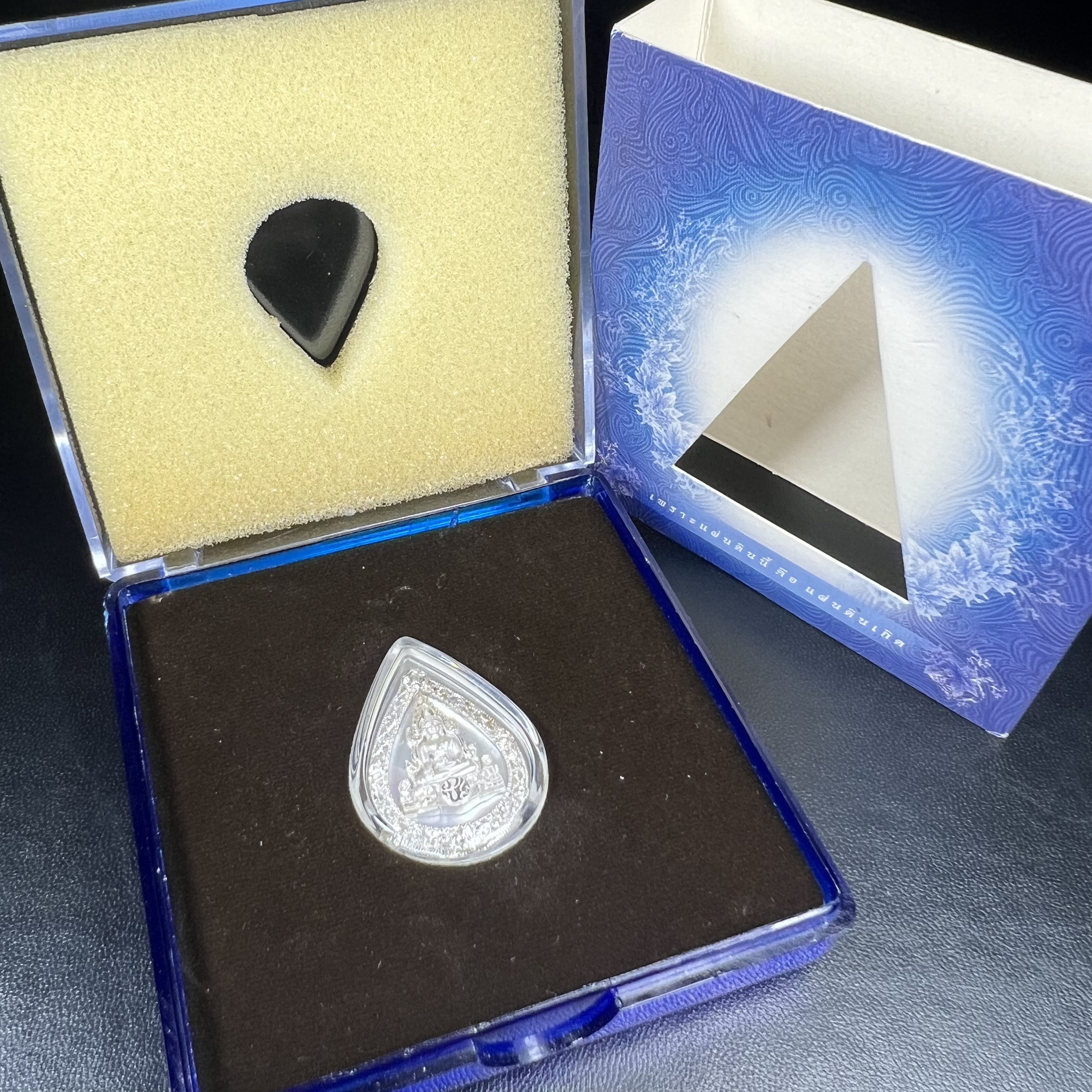 เหรียญพระพุทธชินราช ภปร. โครงการ เพราะแผ่นดินนี้คือแผ่นดินเกิด ปี 2551 รูปหยดน้ำ เนื้อเงินชุบทองคำขาว(ล้อมด้วยกรอบเงินชุบทองคำขาวสลักเสลาเป็นลวดลายละเอียดอ่อน ส่วนพื้นองค์พระเป็นเปลือกหอยมุขสวยงดงาม )(ขนาด 21 x 29 มม.) (สวยงามหายาก)1ใน5000องค์