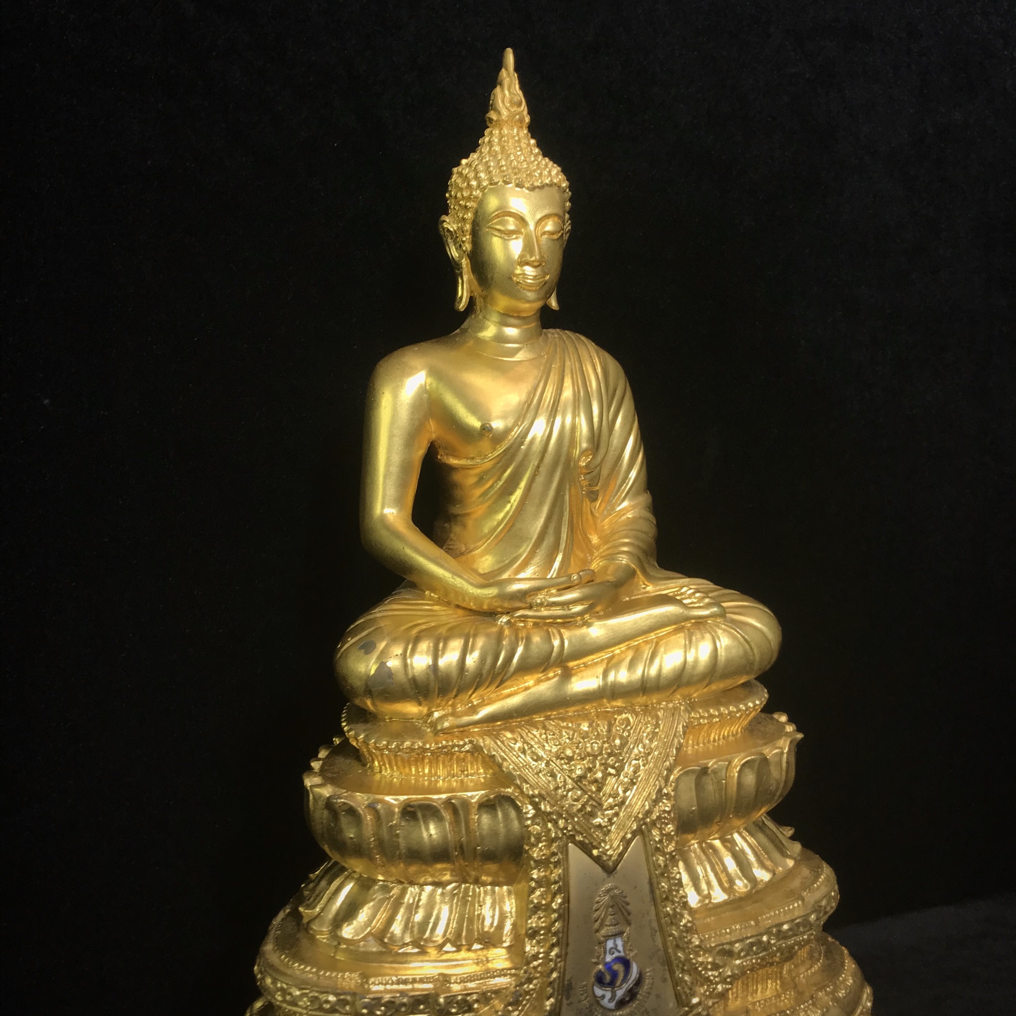 พระพุทธนวมมหาราชายุจฉับปริวัตนมงคล ภปร. พระบาทสมเด็จพระเจ้าอยู่ห้วรัชกาลที่9 เนื่องในวโรกาสเฉลิมพระชนมพรรษา 6 รอบ ( 72 พรรษา )ปี 2542 โดยสำนักนายกรัฐมนตรี หน้าตัก 5นิ้ว(พิธีใหญ่ พุทธศิลป์สวย งดงาม)