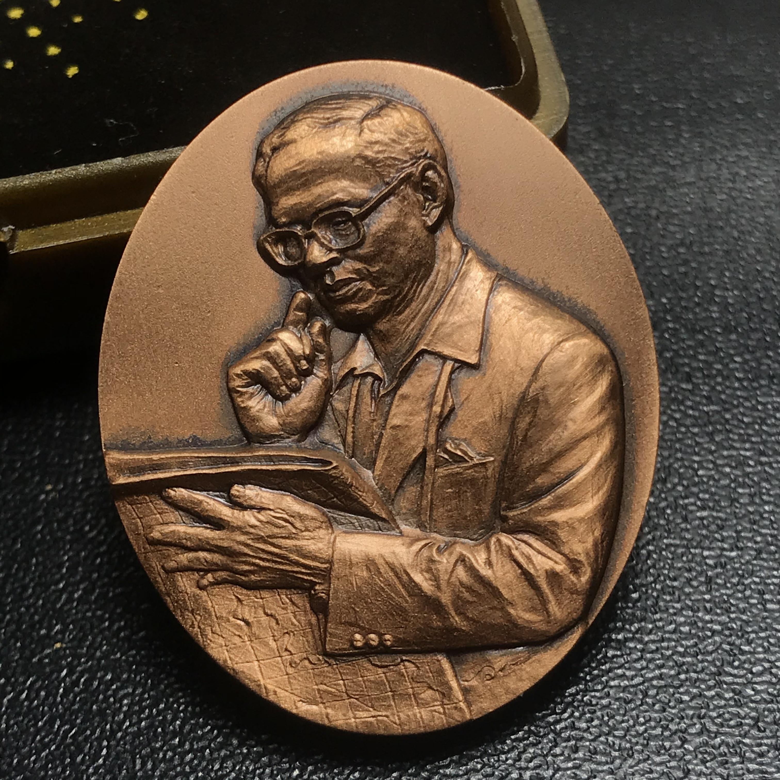 เหรียญรูปหล่อพระบาทสมเด็จพระเจ้าอยู่หัว ในหลวงทรงงาน รุ่นเย็นศิระเพราะพระบริบาล ตราสัญญาลักษณ์ 80 พรรษา พ.ศ.2550 เนื้อทองแดงรมดำ