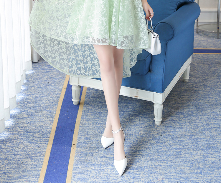 ชุดเดรสสั้นผ้าลูกไม้สีเขียวอ่อนสดใส แขนกุด กระโปรงหน้าสั้นหลังยาว