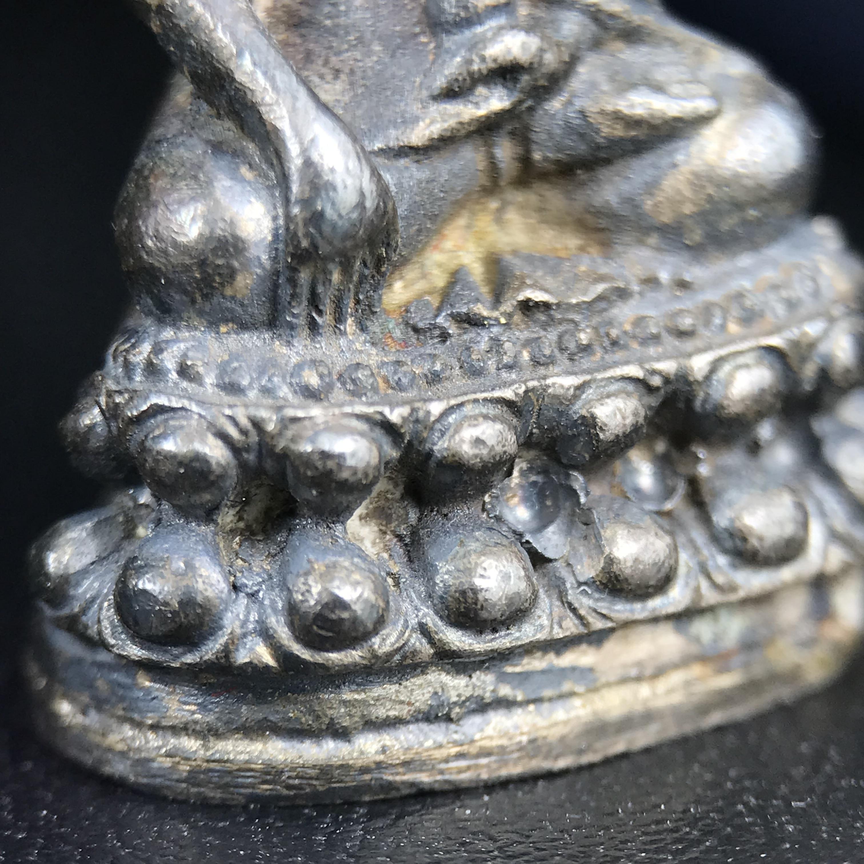 พระกริ่งศาสดา ภปร. วัดบวรนิเวศวิหาร ปี 2532 จัดสร้างในโอกาสสองทศวรรษรามาธิบดี เพื่อศูนย์การแพทย์สิริกิติ์ เนื้อเงิน(ผิวเดิมกลับดำสวยงาม) (พิธีใหญ่ มวลสารมงคล สวยงามเข้มขลัง)สมเด็จพระญาณสังวร สมเด็จพระสังฆราชฯเสด็จเททอง