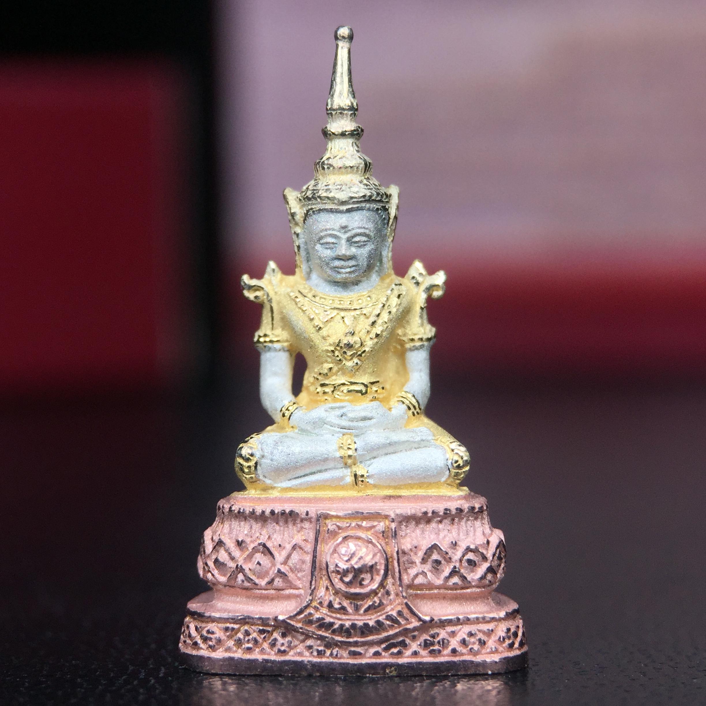 พระแก้วมรกต ภปร.(รุ่นแรก) ปี2545 รุ่นฉลองกรุงรัตนโกสินทร์ครบ 220 ปี พิมพ์ลอยองค์เล็ก เนื้อเงินบริสุทธิ์ 92.5% (สามกษัตริย์) ขนาด 10*19 มม. พร้อมกล่องบรรจุเดิม สวยครบสมบูรณ์