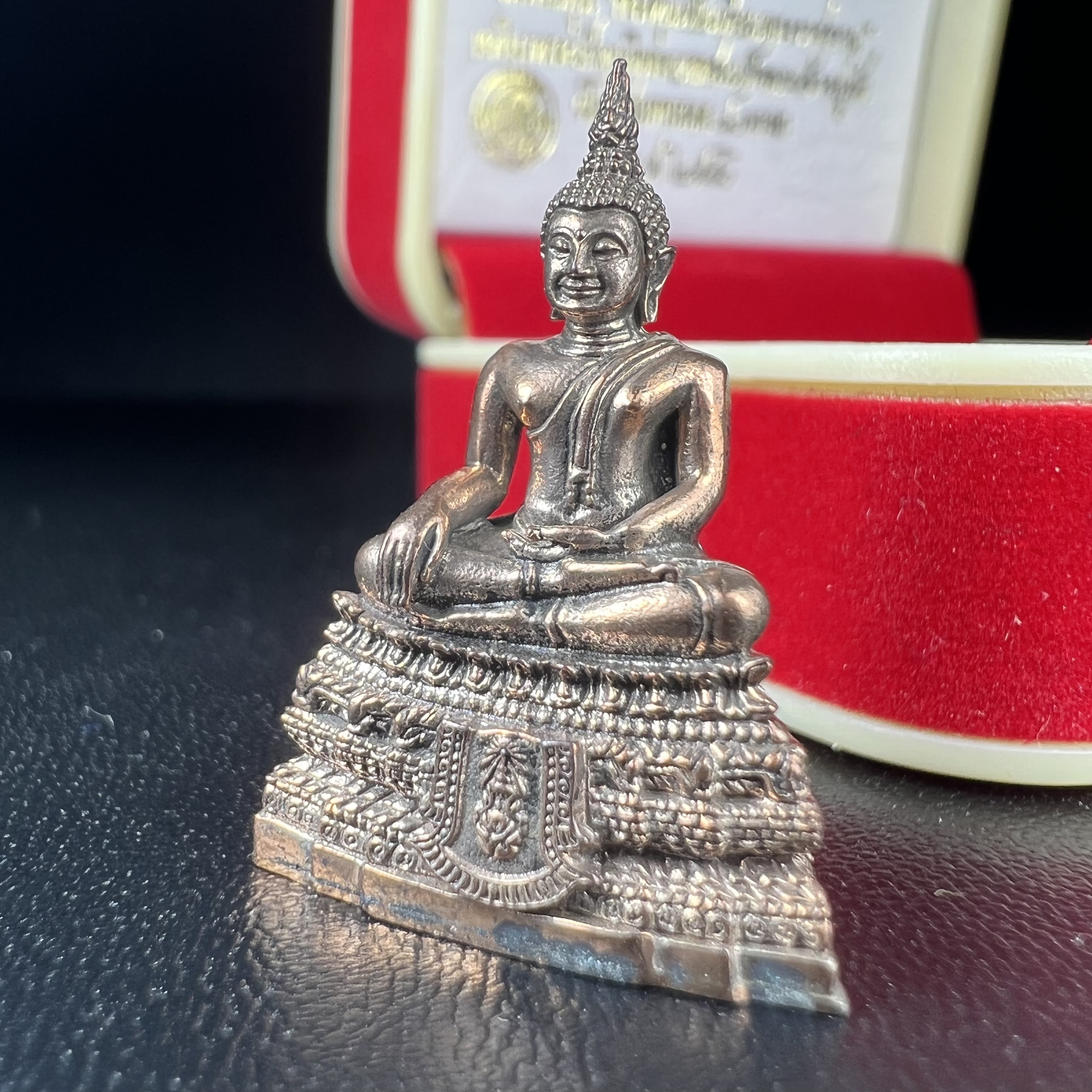 พระกริ่งพระพุทธชินสีห์ ภปร. (รุ่น2) เนื้อนวโลหะ กองทุนฟันเทียมพระราชทาน ในวโรกาสมหามงคล 80 พรรษา ปี 2550 (1 ใน 6499 องค์)