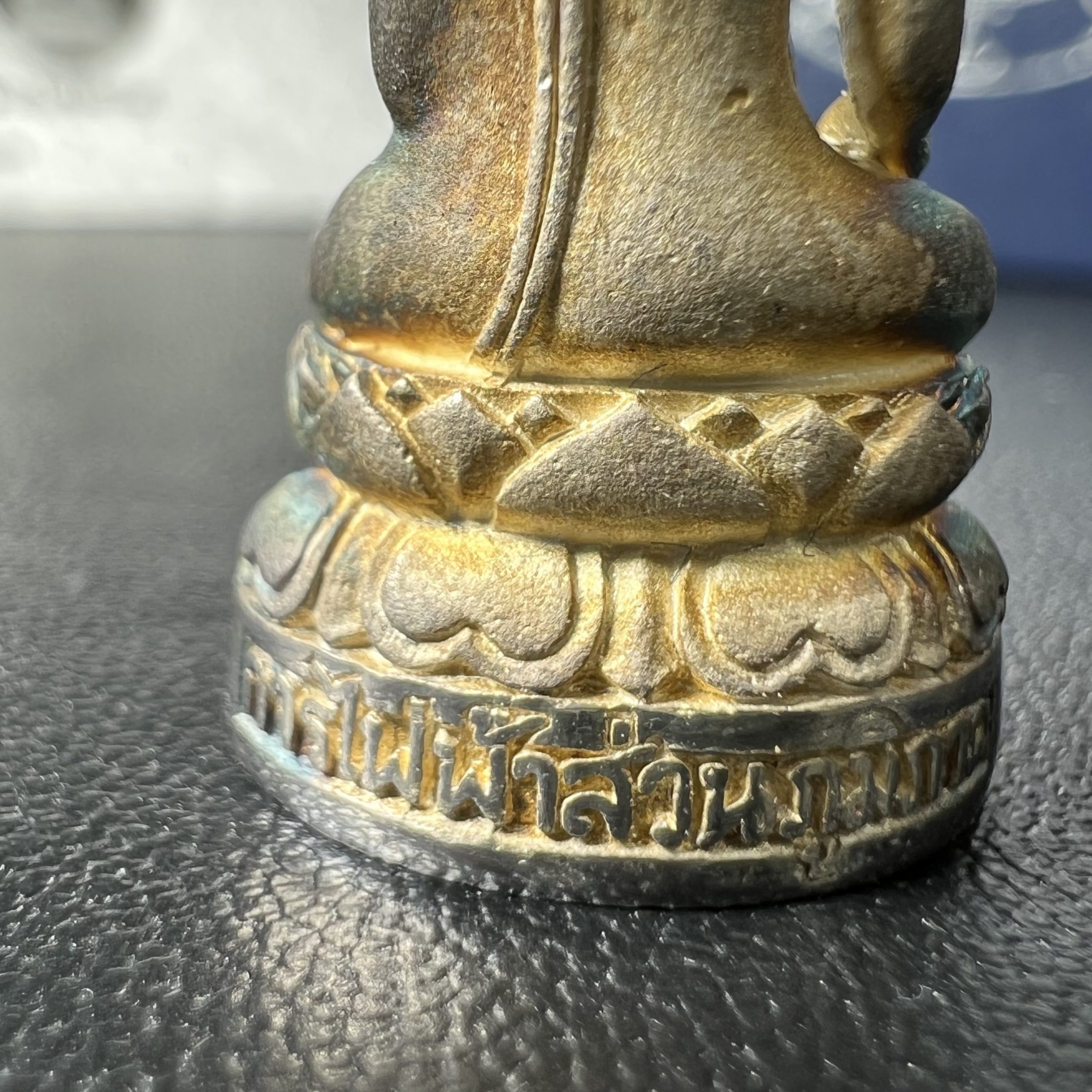 พระกริ่งไพรีพินาศ วัดบวรนิเวศวิหาร ปี2538 การไฟฟ้าส่วนภูมิภาคจัดสร้าง เนื้อเงิน(สภาพผิวเดิม ขึ้นสีรุ้งธรรมชาติ สวยแบบนิยม)พร้อมกล่องบรรจุเดิมและการ์ดใบรับรองเดิมครบสมบูรณ์ หมายเลข 1768