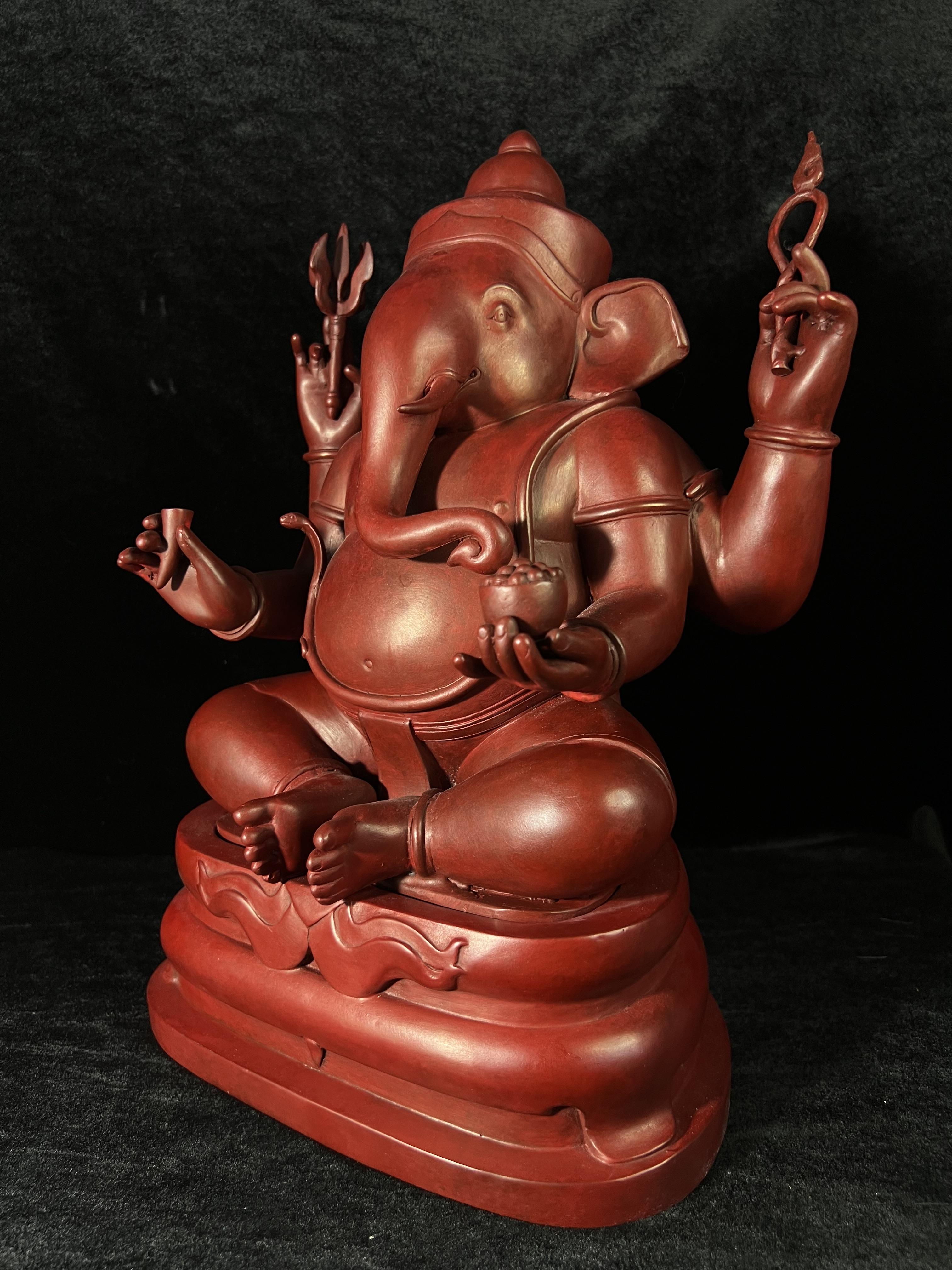 พระพิฆเนศวร 65 ปี คณะจิตรกรรมฯ มหาวิทยาลัยศิลปากร ปี 2551 ขนาดบูชาลอยองค์ หน้าตัก 9 นิ้ว(เนื้อสำริดแดงพลาติน่า)***สีแดงหายาก*** ออกแบบและปั้นโดย รองศาสตราจารย์วิชัย สิทธิรัตน์ ปัจจุบันดำรงตำแหน่งทางวิชาการเป็นศาตราจารย์ ศิลปินแห่งชาติสาขาประติมากรรม