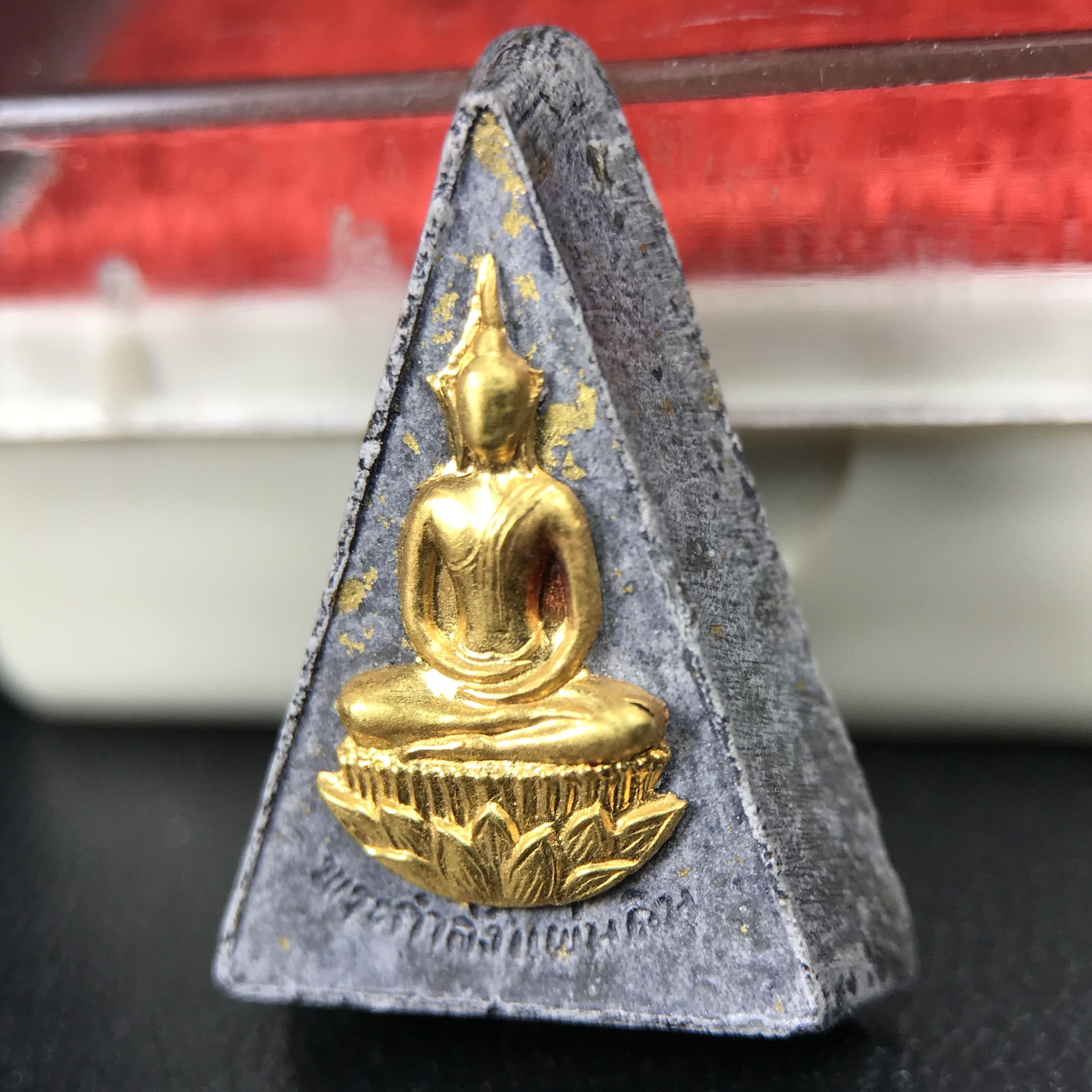 พระกำลังแผ่นดิน พระราชทาน วัดบวรนิเวศวิหาร ปี 2539 พิมพ์เล็กหน้ากากทองคำ (ในหลวง รัชกาลที่ 9 พระราชทานมวลสารจิตรลดา)นิยมหายาก