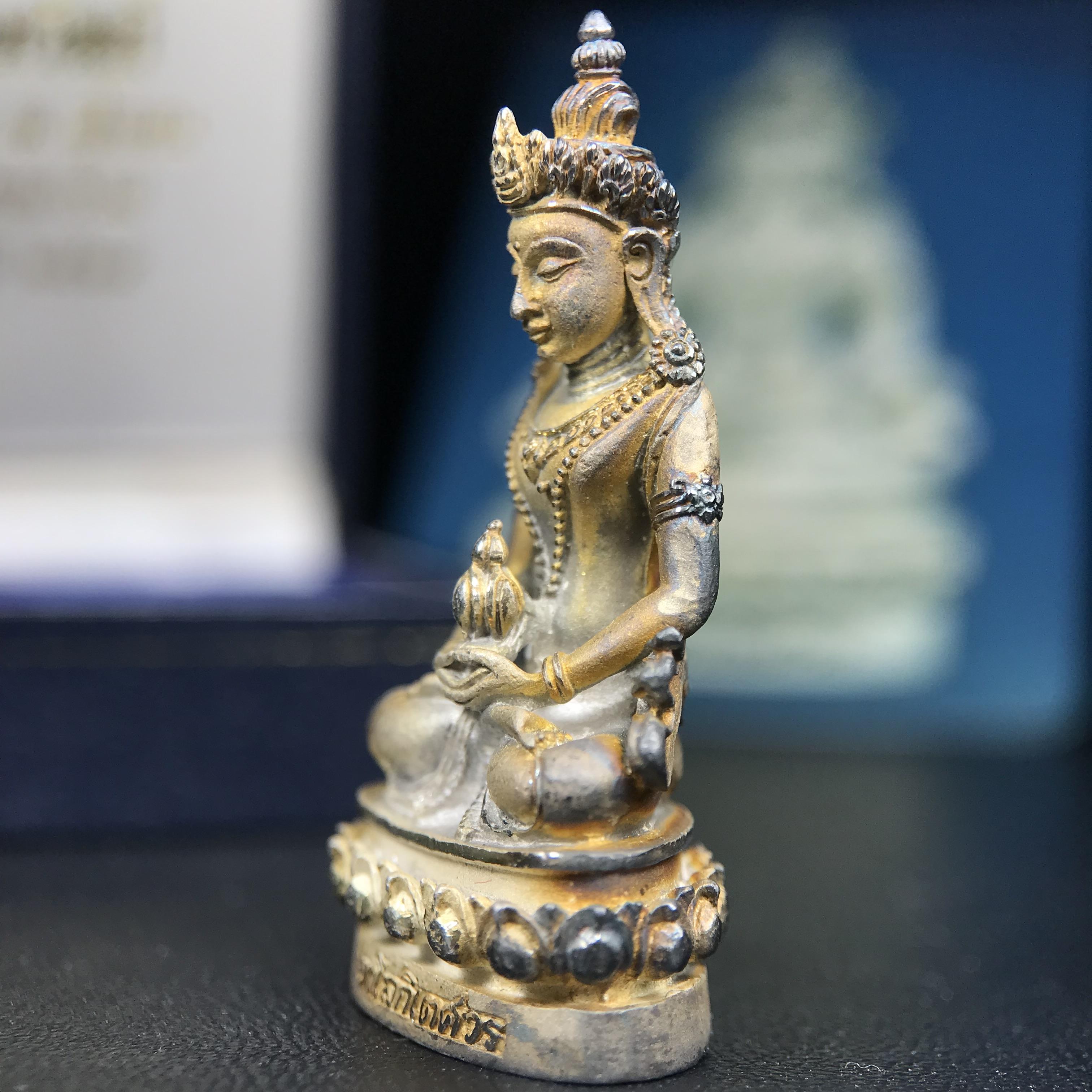 พระกริ่งอวโลกิเตศวร ( เจ้าแม่กวนอิม ) วัดโพธิ์แมนคุณาราม รุ่นอุดมโภคทรัพย์ พ.ศ.2539 เนื้อเงินพ่นทราย(ผิวเดิม ขึ้นสีรุ้งธรรมชาติ แบบนิยม เสน่ห์ของพระเนื้อเงิน) (พร้อมกล่องบรรจุการ์ดใบรับรองเดิมครบ)(อีกหนึ่งรุ่นยอดนิยม พุทธศิลป์สวยงดงาม)หายาก 1 ใน 5000 องค์