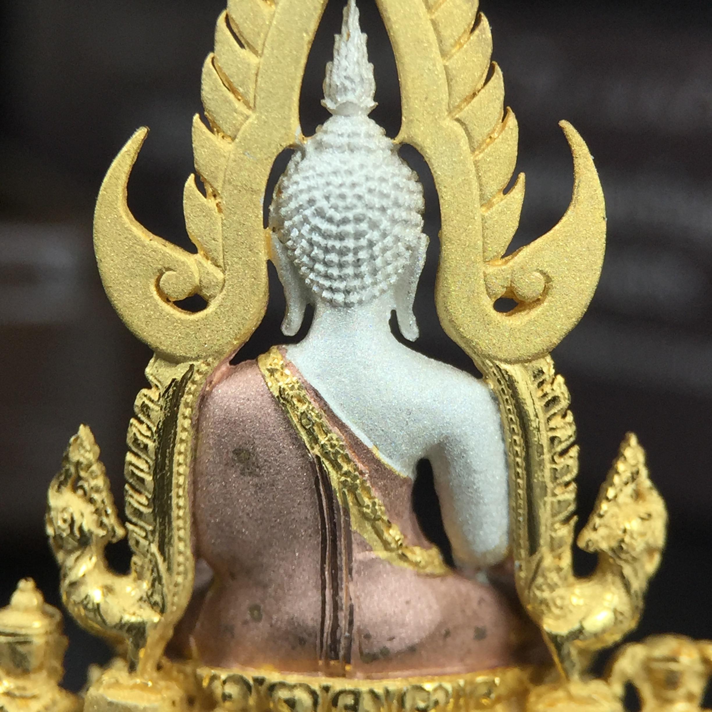 พระพุทธชินราช ภปร. โครงการ "เพราะแผ่นดินนี้ คือ แผ่นดินเกิด" ปี2548(รุ่นแรก) ลอยองค์ หน้าตัก 1/2 นิ้ว เนื้อเงินสามกษัตริย์ พุทธศิลป์งดงามทรงคุณค่า รุ่นยอดนิยม